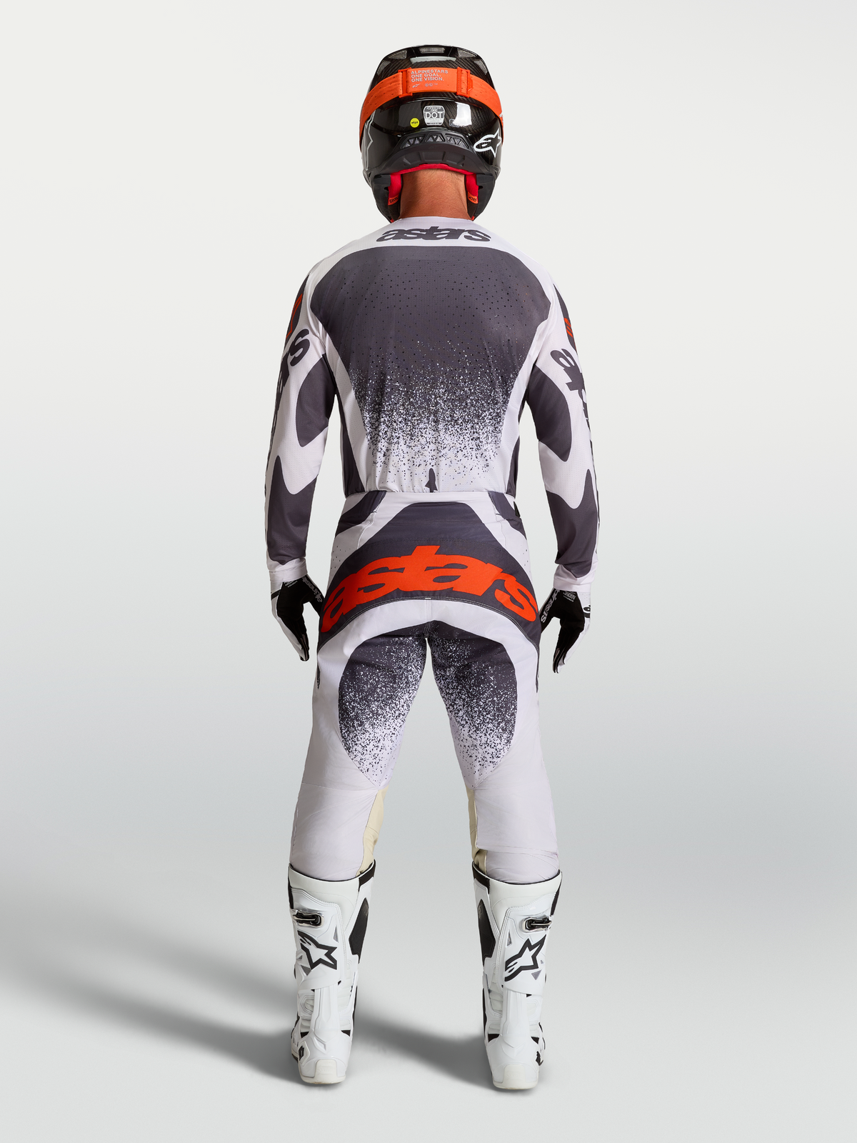 Alpinestars Techstar Swan byxor, motocrossbyxor för herrar, ljuslila och mörkgrå med röd fluo, vy bakifrån med racingutrustning för terrängkörning