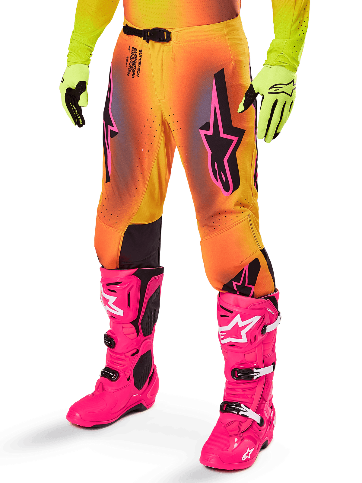 Alpinestars 2025 Supertech Lipan utrustningsset, motocrossbyxor, gul och orange färgövergång med rosa och lila detaljer, framträdande svarta Alpinestars-logotyper på låren, bärs med gula handskar och klarrosa motocross-stövlar.