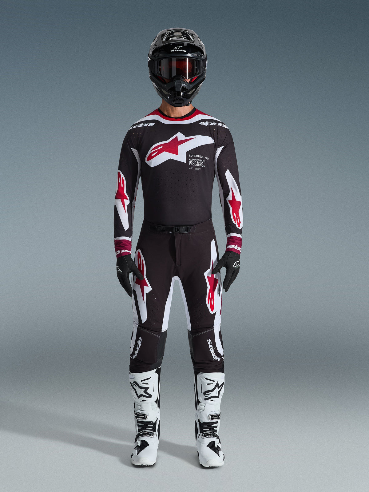 Alpinestars 2026 Supertech AFD Vista-utrustningsset, motocrosskläder, svart med röda och vita detaljer, komplett racingställ inklusive tröja och byxor med stjärnlogotyp, svart hjälm och vita stövlar, professionella MX-kläder för terrängkörning