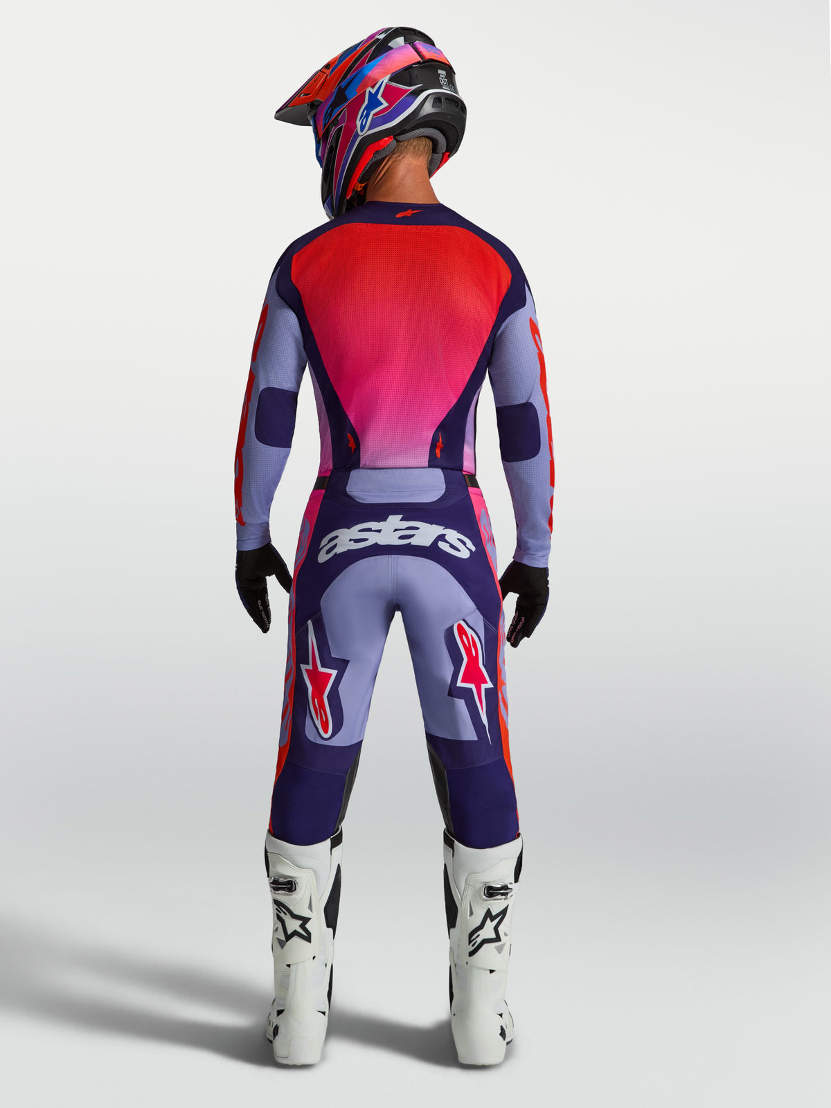 Alpinestars Racer Air Hunt byxor, lila och rosa motocrossbyxor på modell bakifrån, ventilerade med astars-logotyp.