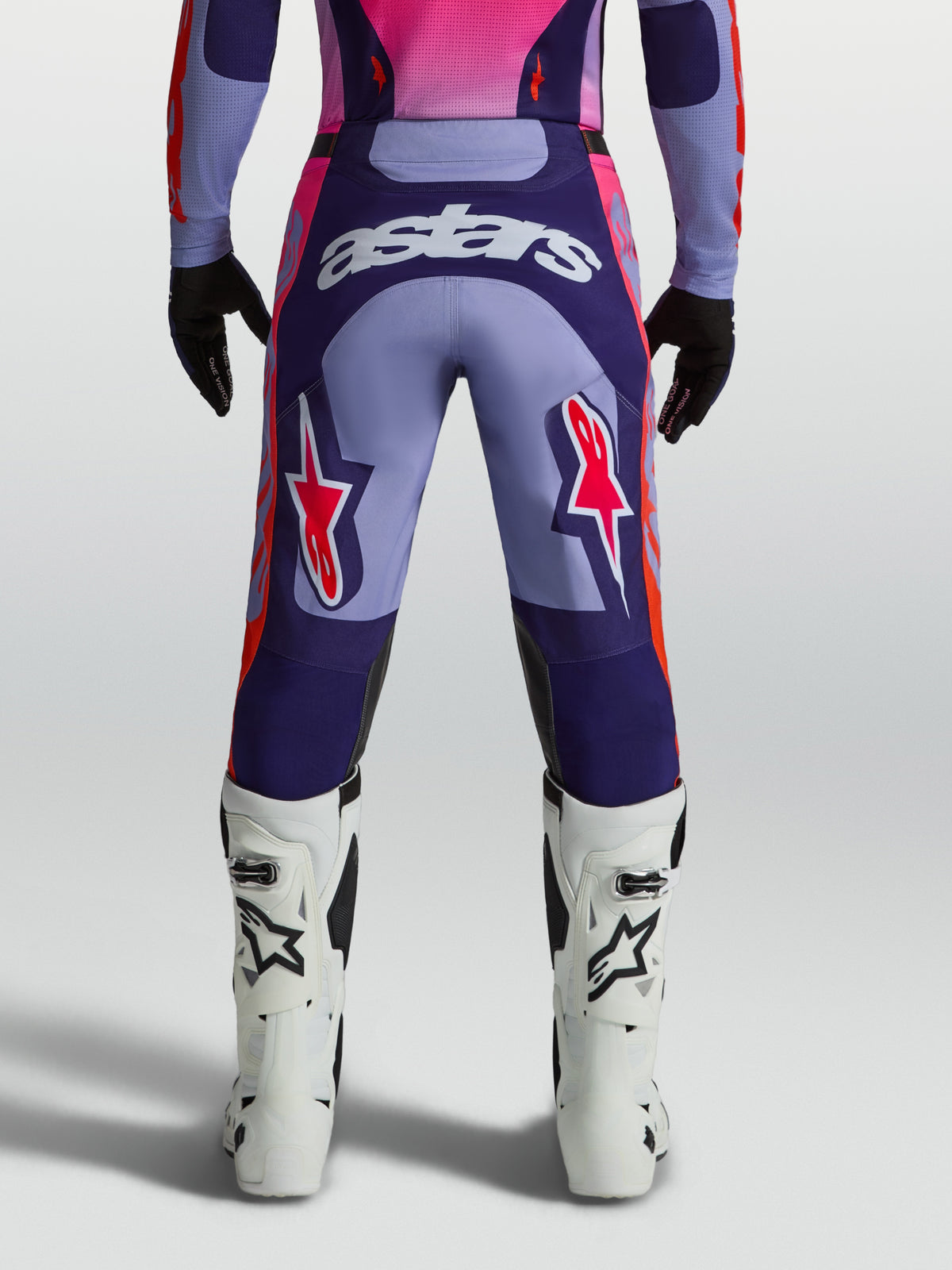 Alpinestars Racer Air Hunt byxor, lila och rosa motocrossbyxor för herr, ventilerade meshpaneler, vy bakifrån på modell.