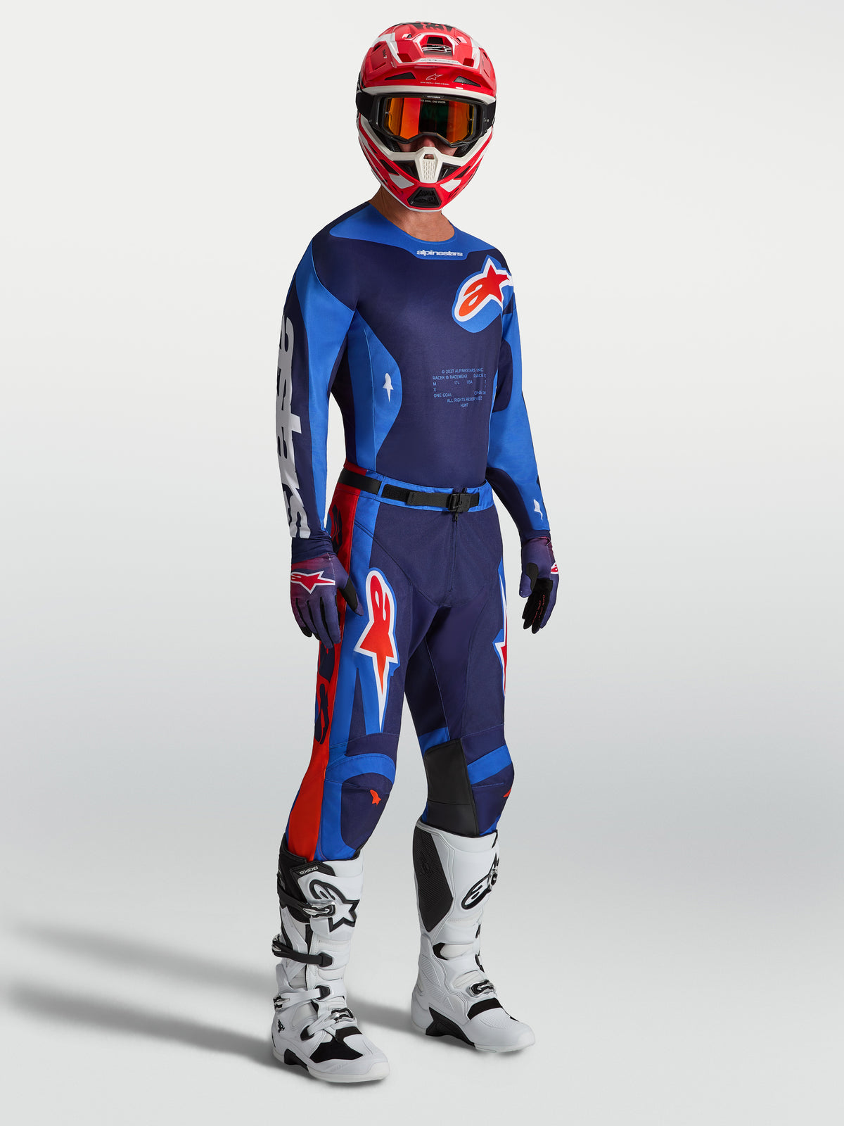 Alpinestars Racer Hunt byxor, blå och röda motocrossbyxor för herrar, ergonomisk förböjd racingpassform på modell.