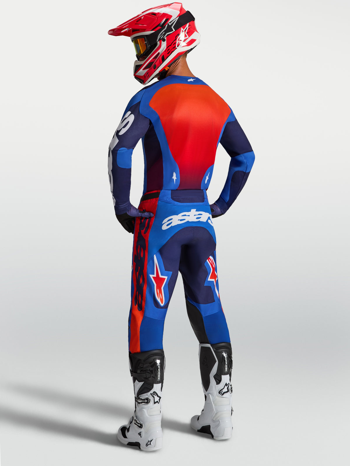 Alpinestars Racer Hunt byxor, motocrossbyxor för herr, blå och röd, vy bakifrån med ergonomisk förböjd passform och Astars-logotyp, designade för terrängkörning.