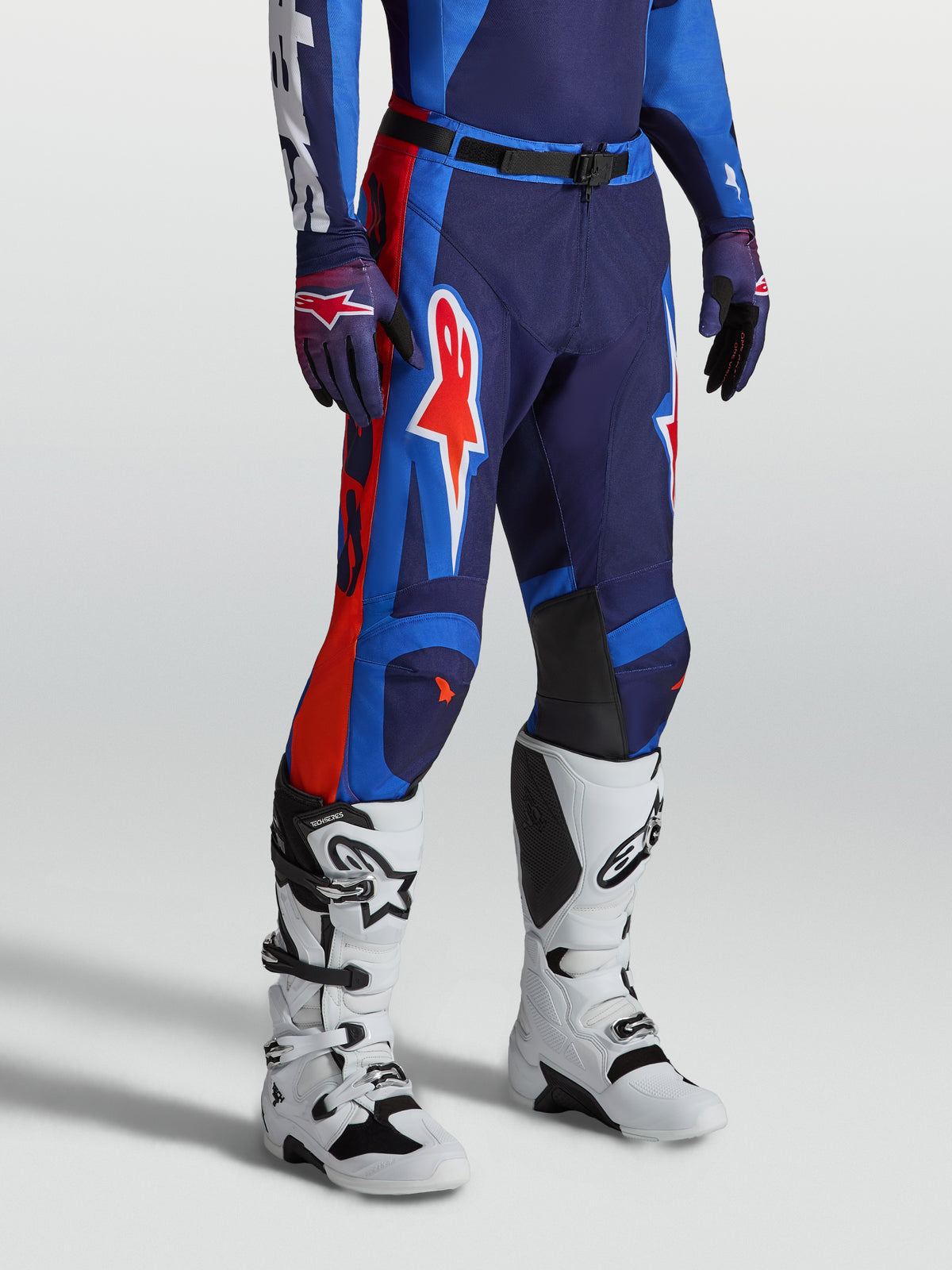 Alpinestars Racer Hunt byxor, blå och röda motocrossbyxor för herr, slitstarkt 600D-tyg med ergonomisk passform på modell.