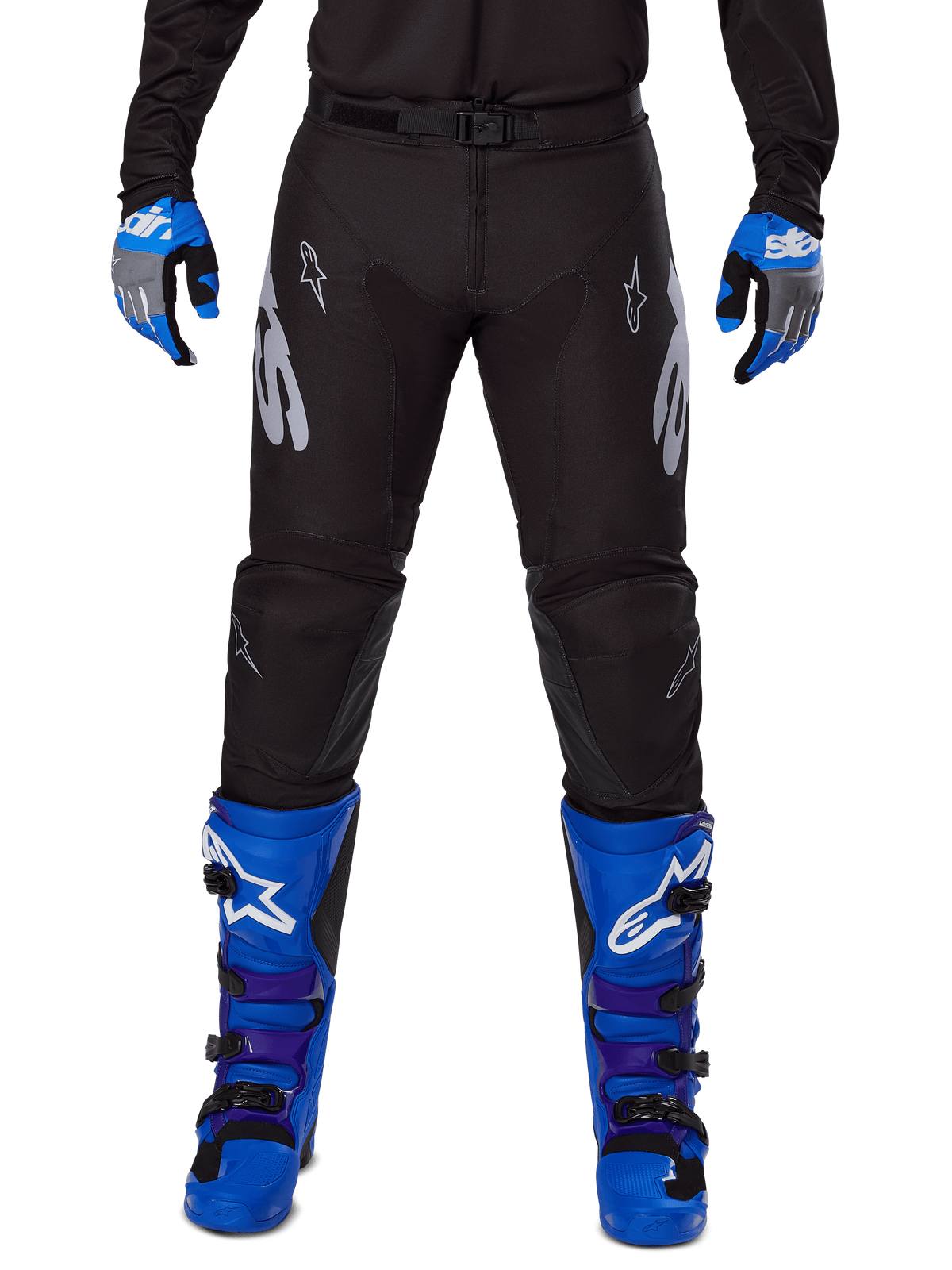 Alpinestars 2025 Racer Graphite byxor, motocrossbyxor, svarta och grå, bärs tillsammans med blå och grå handskar och blå stövlar, med silverfärgade Astars-logotyper på låren och förstärkta knän, sportig design för offroad-prestanda