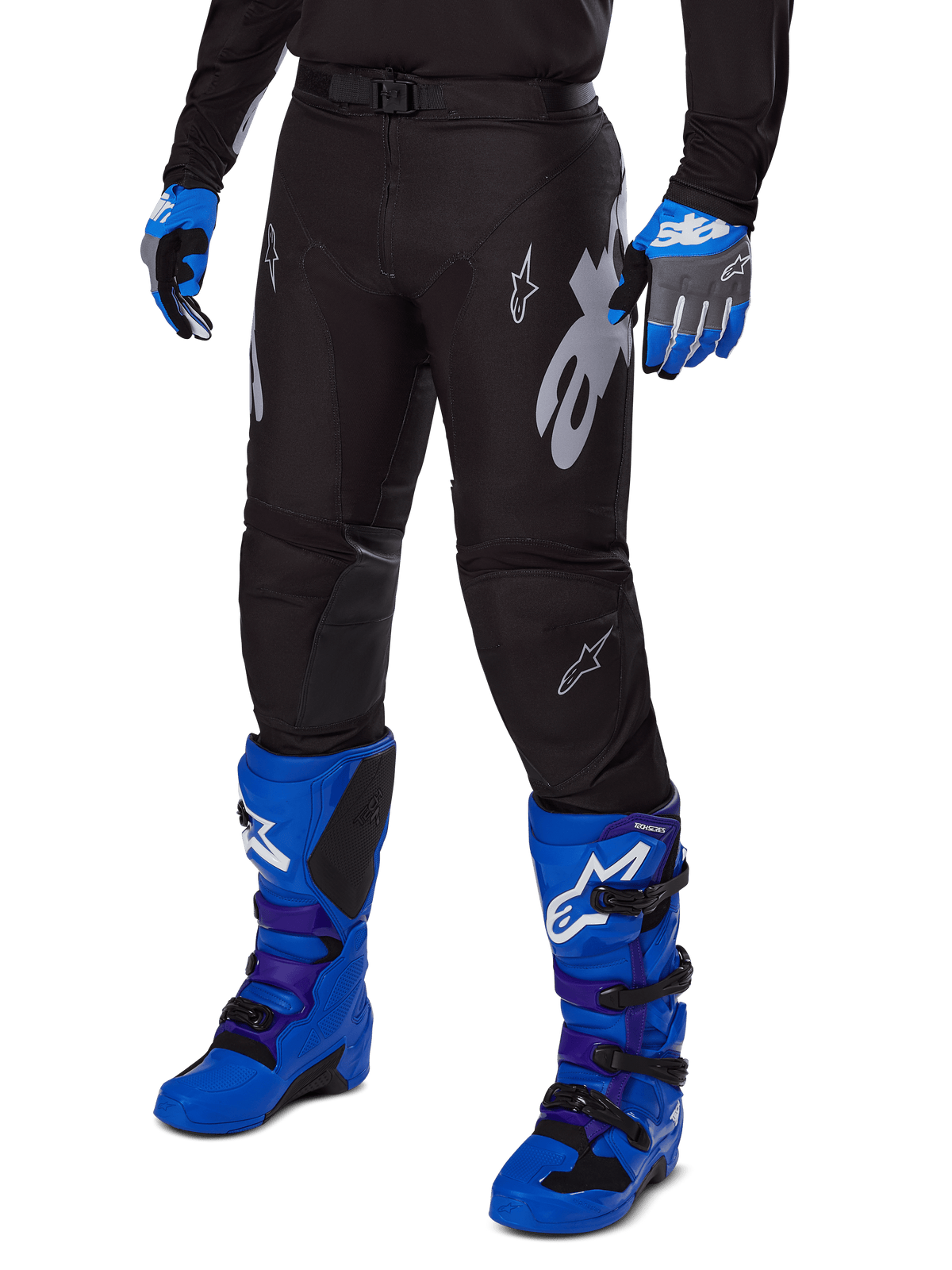 Alpinestars 2025 Racer Graphite-byxor, svarta motocrossbyxor med vit och grå grafik, bärs med klarblå motocross-stövlar och matchande blå handskar, slitstarkt prestandamaterial för terrängkörning