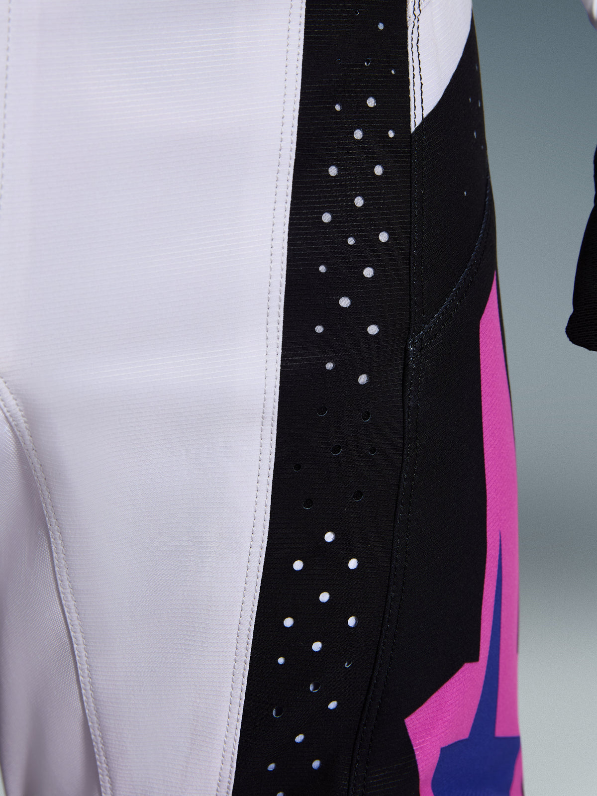 Alpinestars 2026 Techstar Knif byxor, motocrossbyxor, svarta, ljusgrå och lila, närbild som visar laserperforeringar på den svarta sidopanelen för ventilation, hållbar konstruktion i ripstop-material
