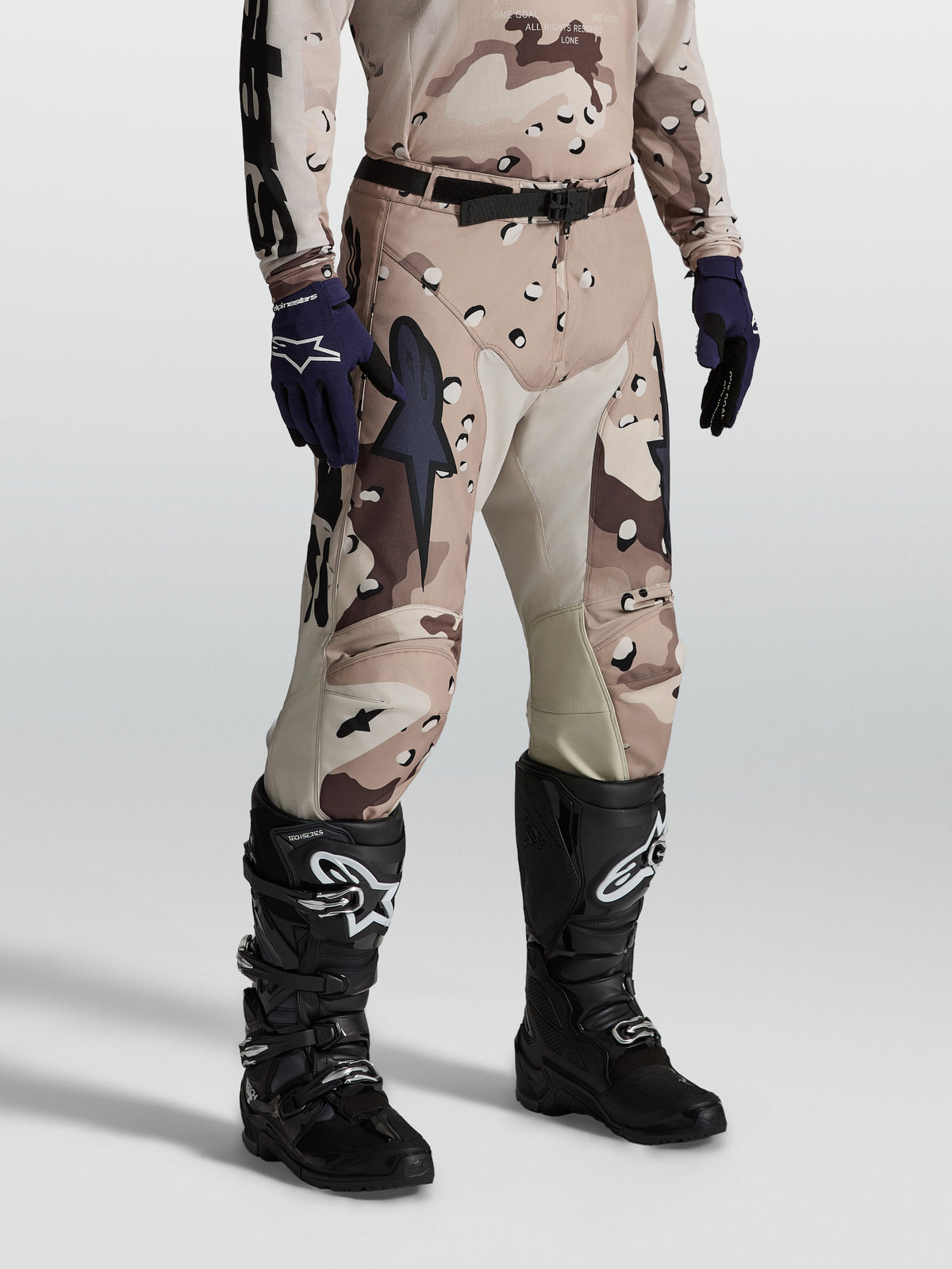 Alpinestars Racer Lone byxor, motocrossbyxor för herrar i desert camo, beige och bruna, 600D-polytyg och knäpaneler i läder.