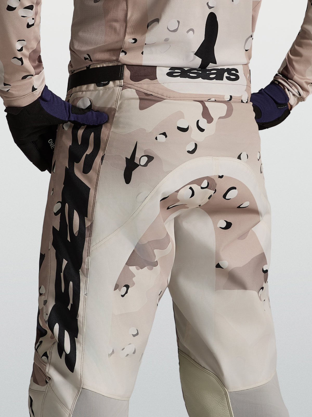 Alpinestars Racer Lone byxor, motocrossbyxor för herrar i ökenkamouflage och svart, vy bakifrån på modell som visar race fit för terrängkörning