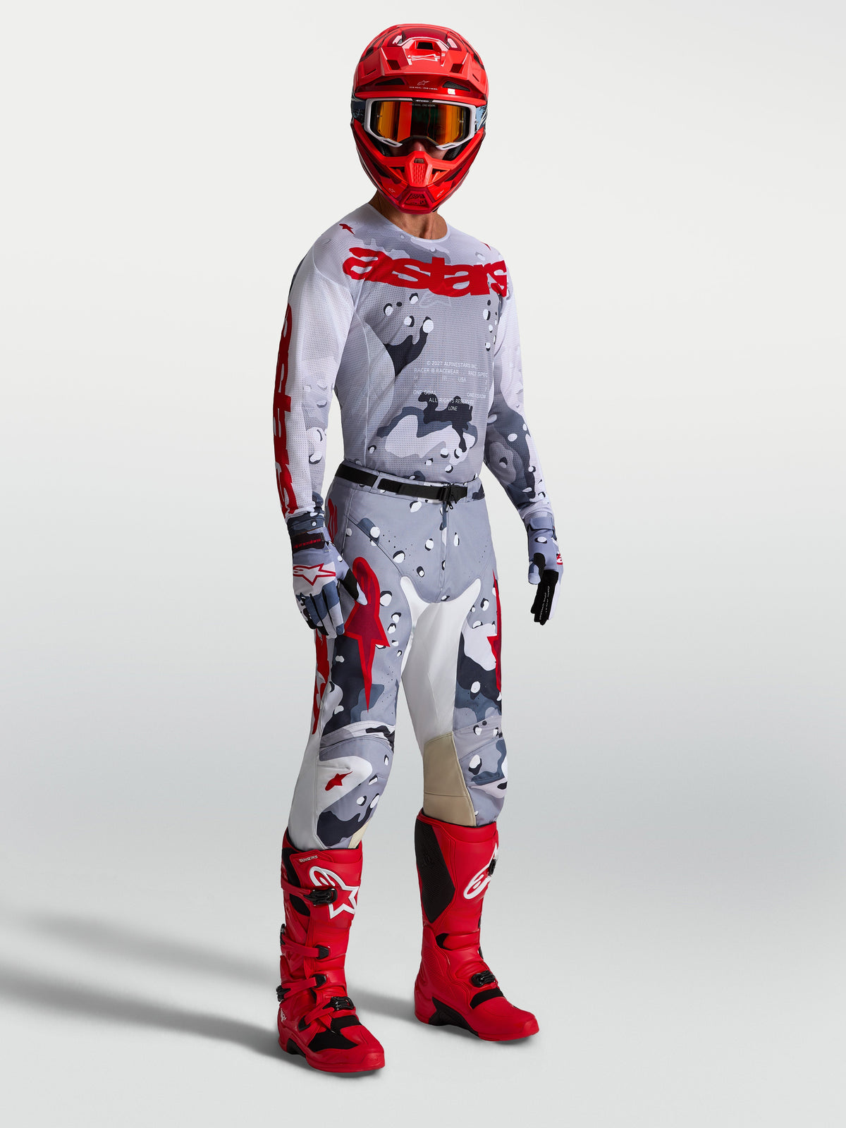 Alpinestars Racer Air Lone byxor och utrustningsset, motocrossoutfit i grå camo och rött med matchande tröja och stövlar.