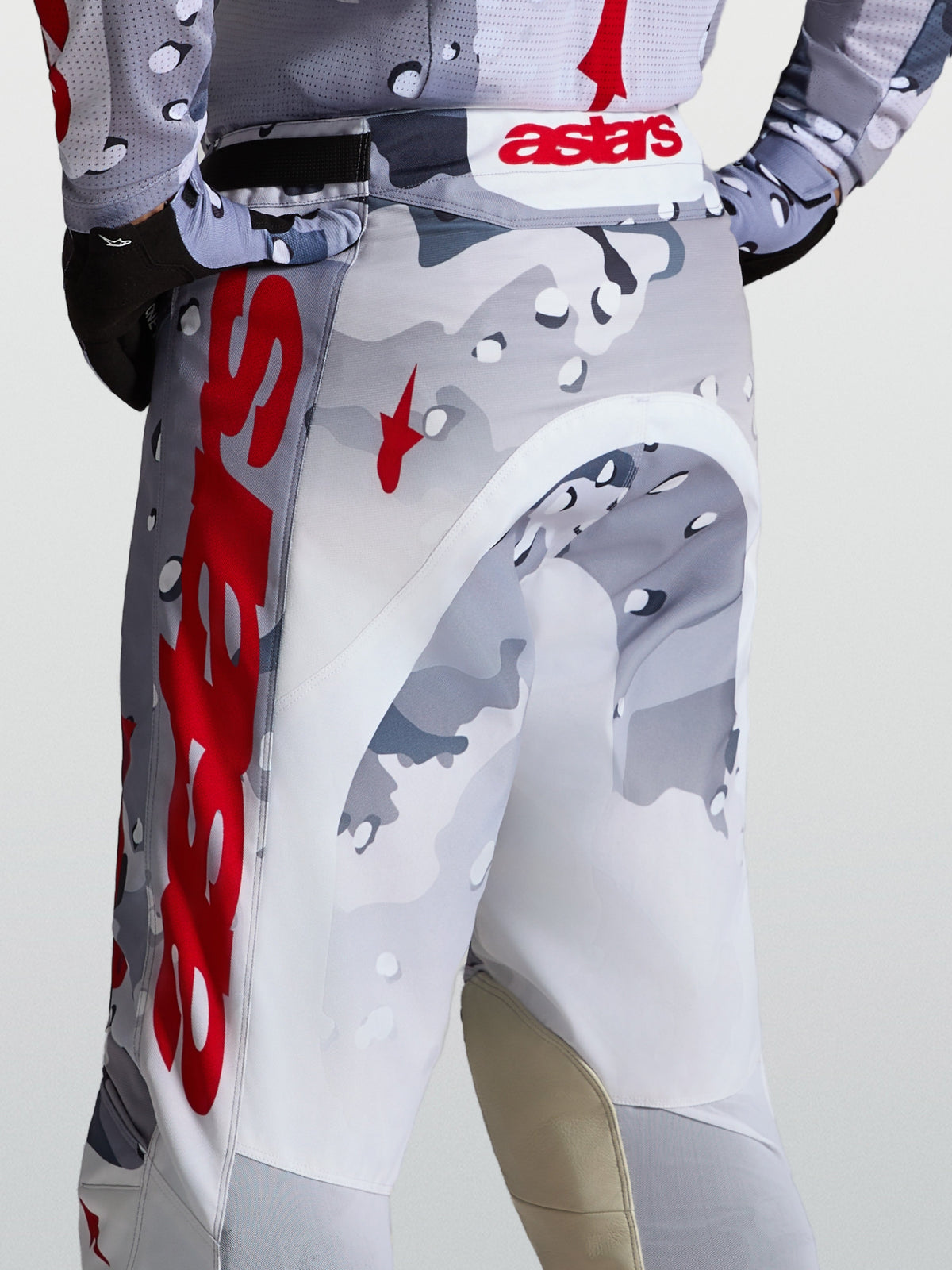 Alpinestars Racer Air Lone byxor, motocrossbyxor i grått kamouflage och rött, vy bakifrån med perforerat polytyg för ventilation.