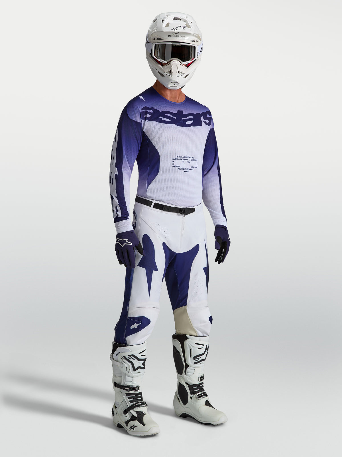Alpinestars Racer Air Amber byxor, blå och vita motocrossbyxor på modell med matchande tröja, hjälm och stövlar.