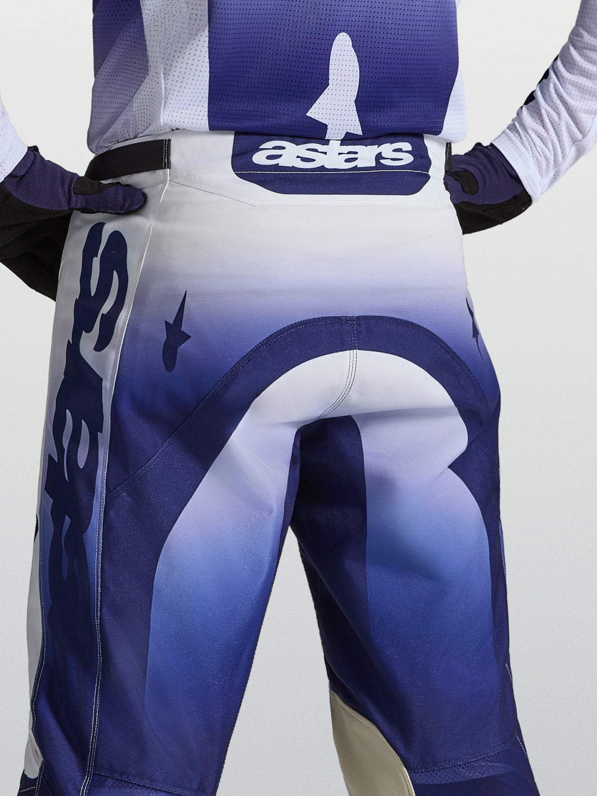 Alpinestars Racer Air Amber motocrossbyxor i blått och vitt, vy bakifrån med astars-logotyp i midjan och perforerat material för optimal ventilation.