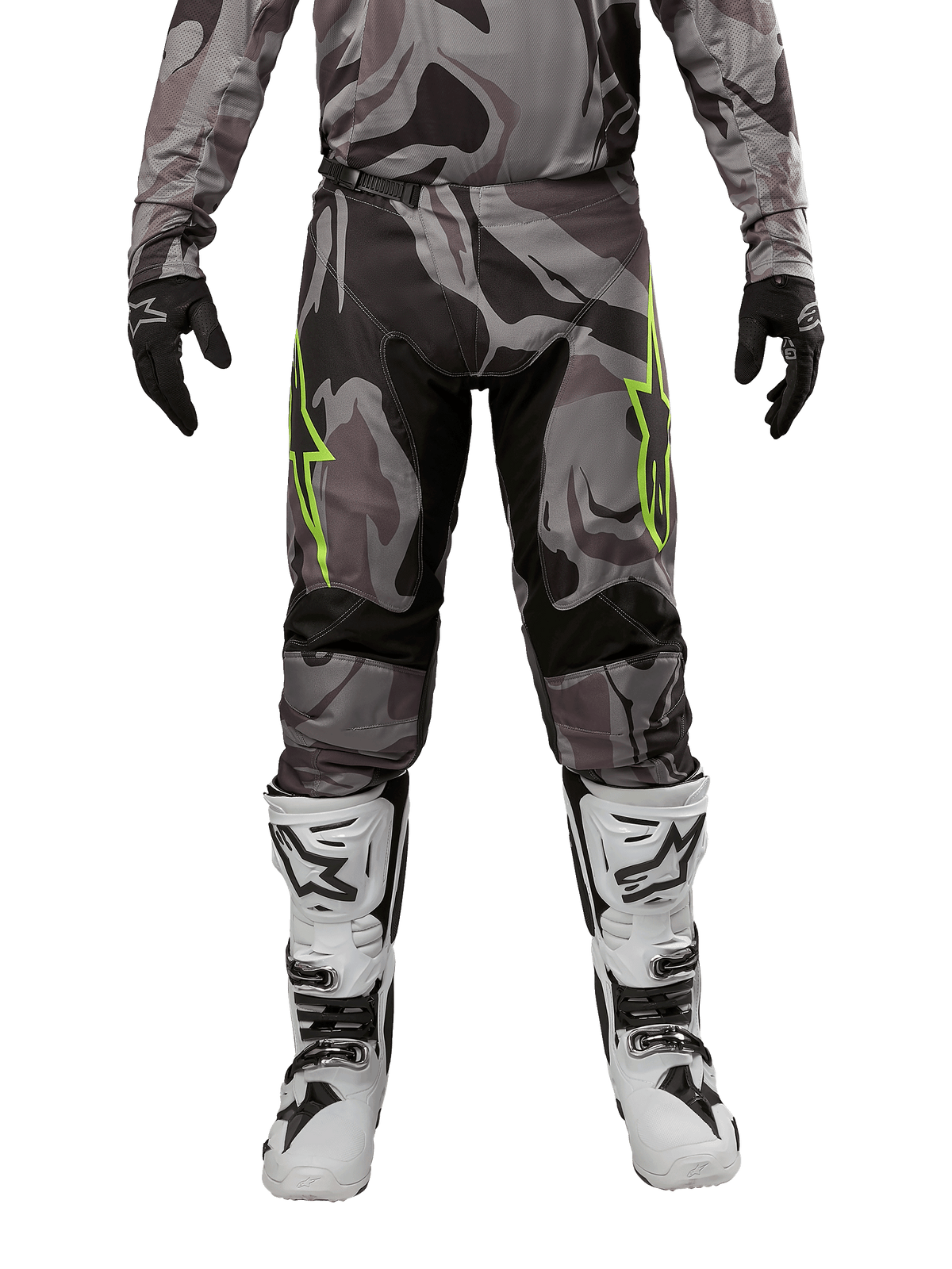 Alpinestars 2024 Racer Tactical byxor, motocrossbyxor, Cast Gray Camo Magnet, bärs med matchande kamouflagetröja, svarta handskar och vita och svarta stövlar, med limegröna stjärnlogotyper på låren och svarta stretchpaneler, vy framifrån för terrängutrustning