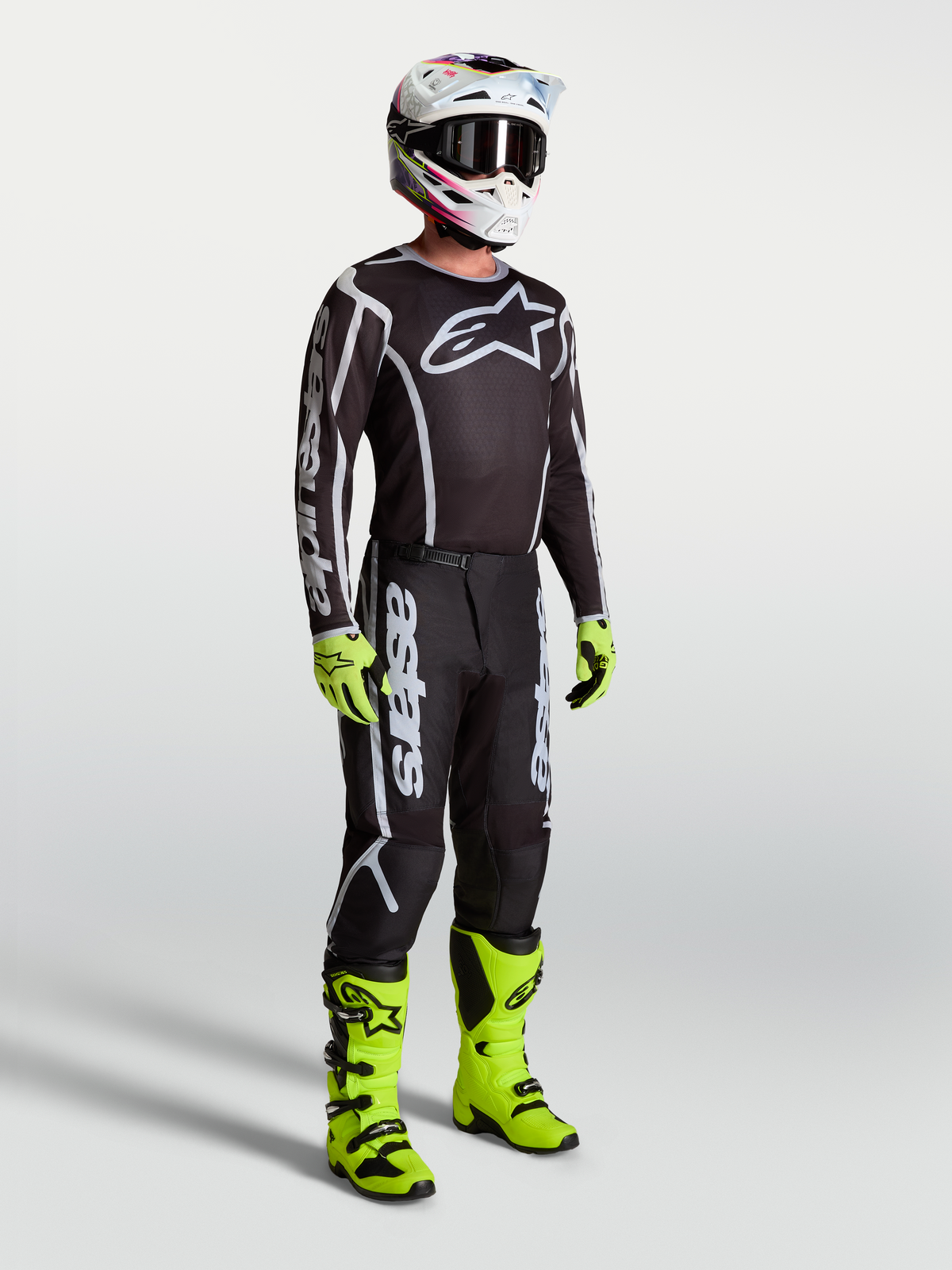 Alpinestars Fluid Apex V2 byxor, svarta och silverfärgade motocrossbyxor för herr, slitstark utrustning för terrängkörning.