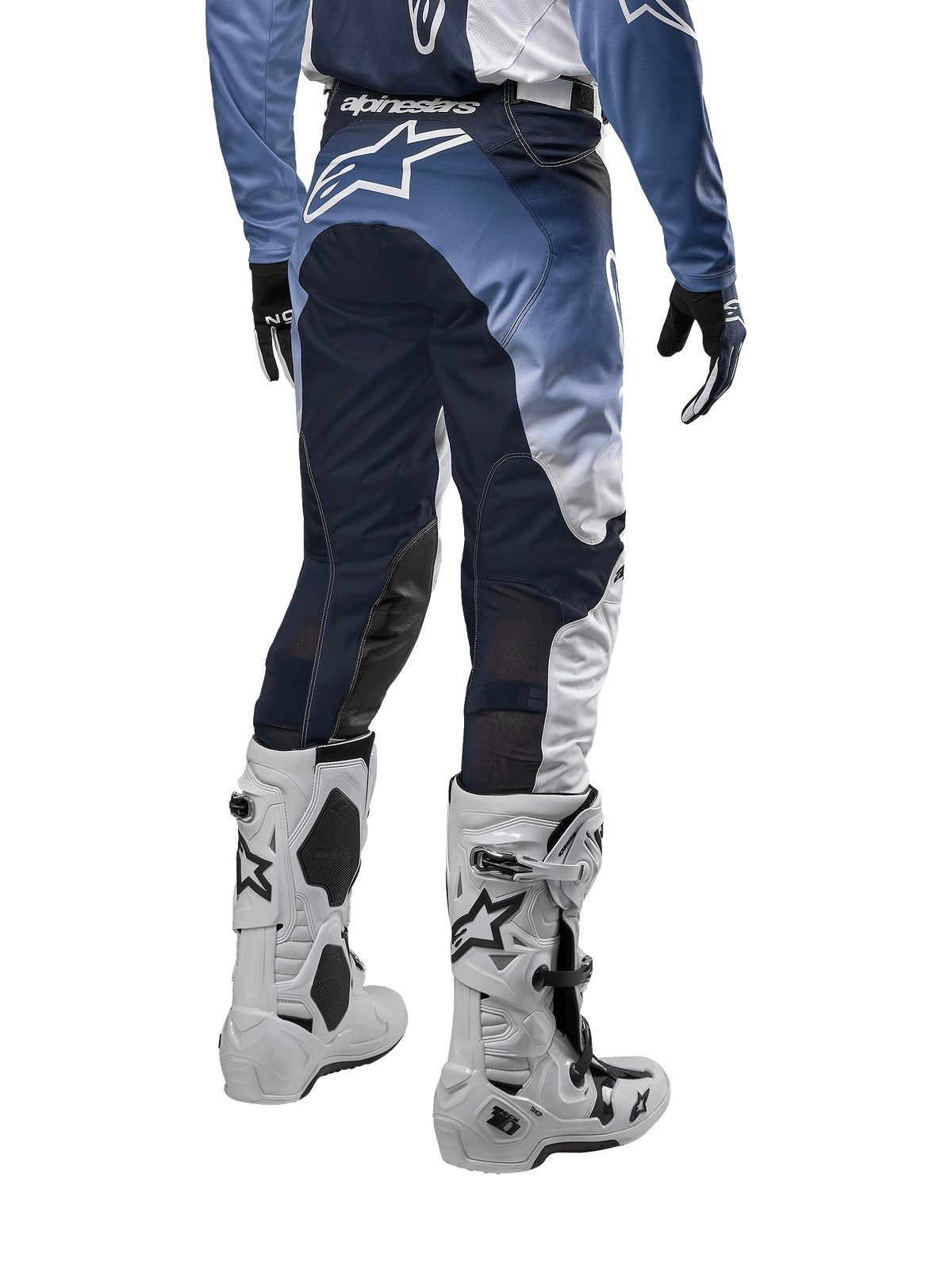 Alpinestars 2024 Racer Hoen byxor sedda bakifrån, mörkblå, ljusblå och vita motocrossbyxor, stor vit stjärnlogotyp på sätet, matchande tröja och vita stövlar, tekniskt material för terrängkörning