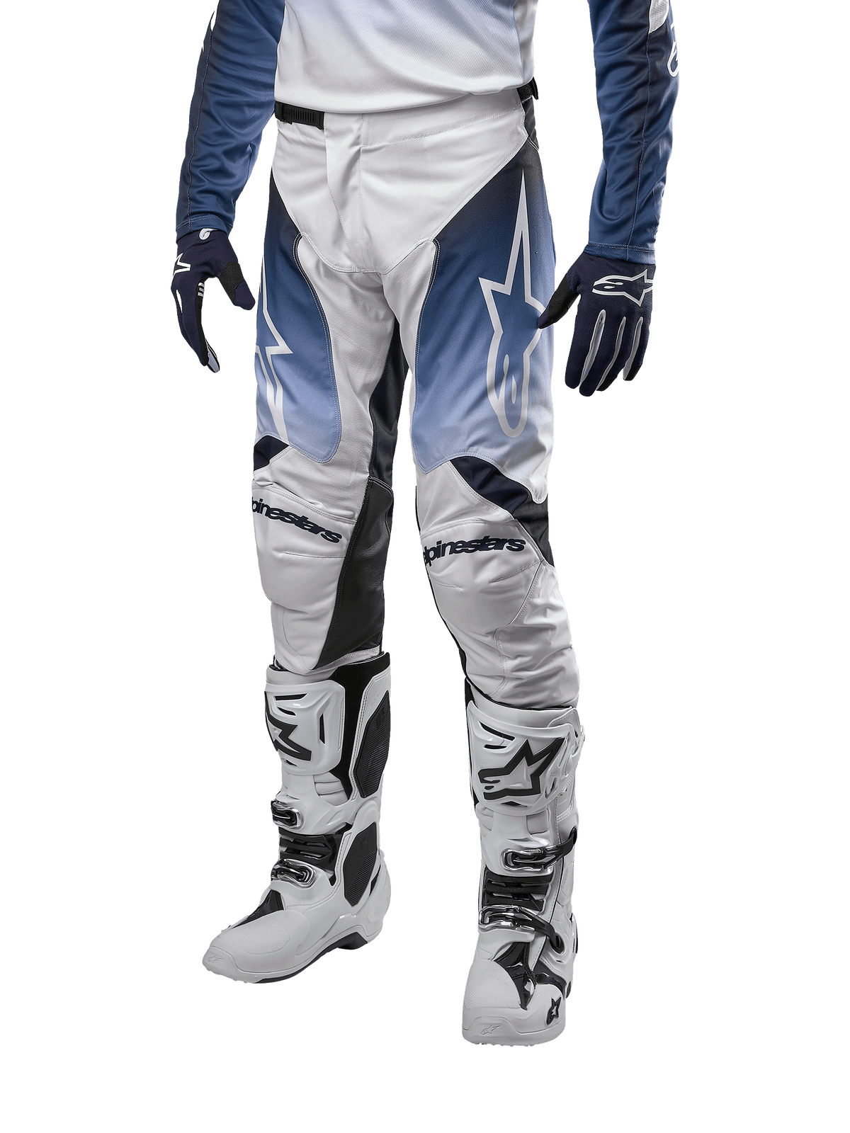 Alpinestars 2024 Racer Hoen byxor, motocrossbyxor i vitt, mörkblått och ljusblått, stjärnlogotyper på låren, Alpinestars-logotyp på knäna, visas med matchande tröja, handskar och vita motocross-stövlar, hållbart material för terrängkörning