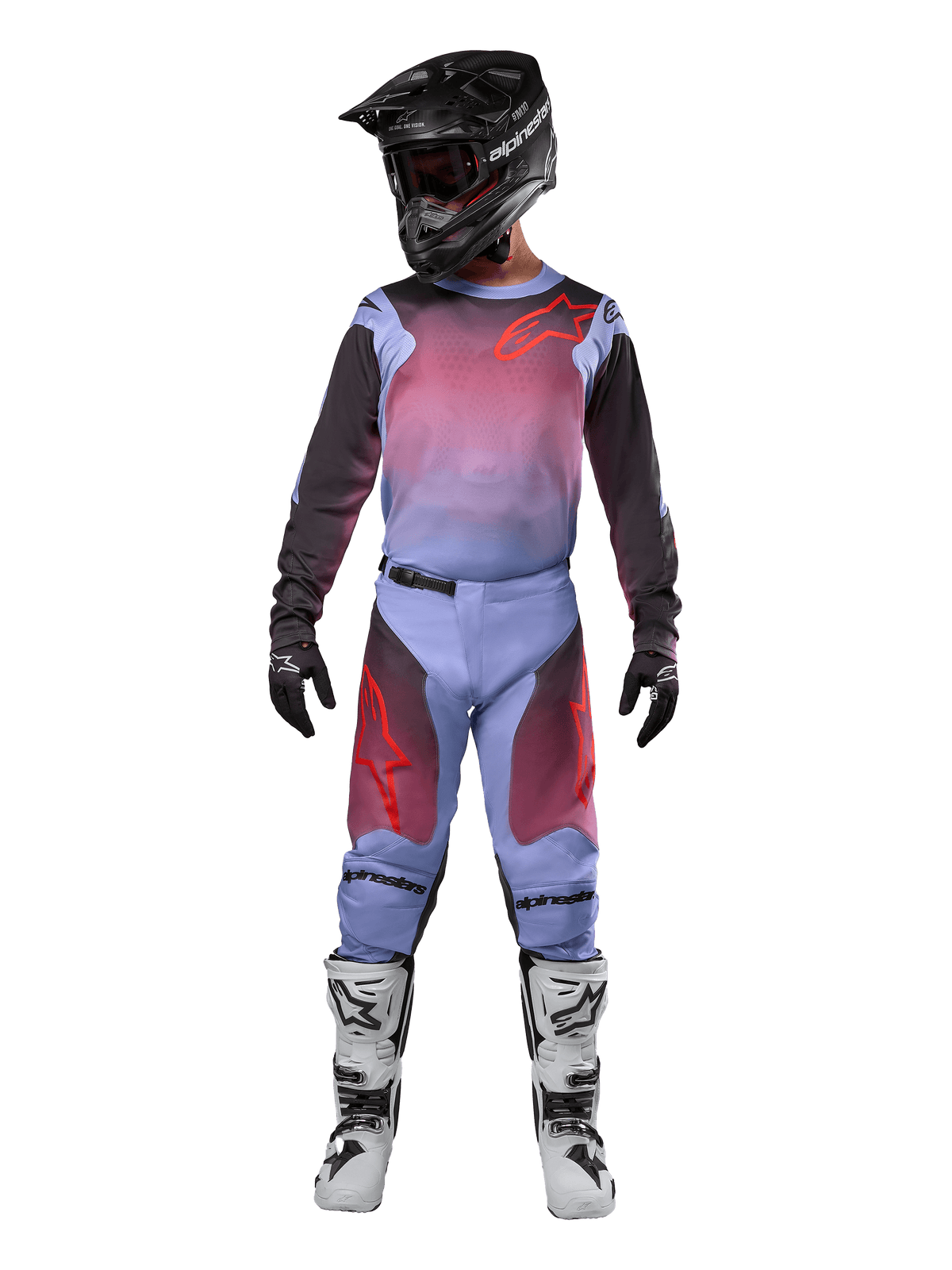 Motocrossförare i komplett racingutrustning, Alpinestars 2024 Racer Hoen-tröja och byxor, Lavan Purple och svart med röda detaljer, svart hjälm, vita och svarta stövlar, svarta handskar, matchande outfit för terrängkörning