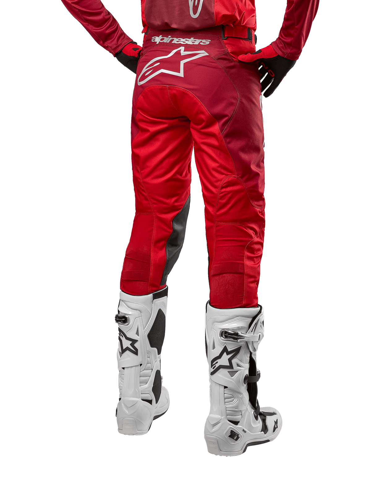 Alpinestars 2024 Racer Hoen byxor, motocrossbyxor, Mars Red Burgundy, vy bakifrån som visar en stor vit Astar-logotyp på baksidan, svarta paneler på insidan av knäna, bärs med vita motocross-stövlar, högpresterande terrängutrustning