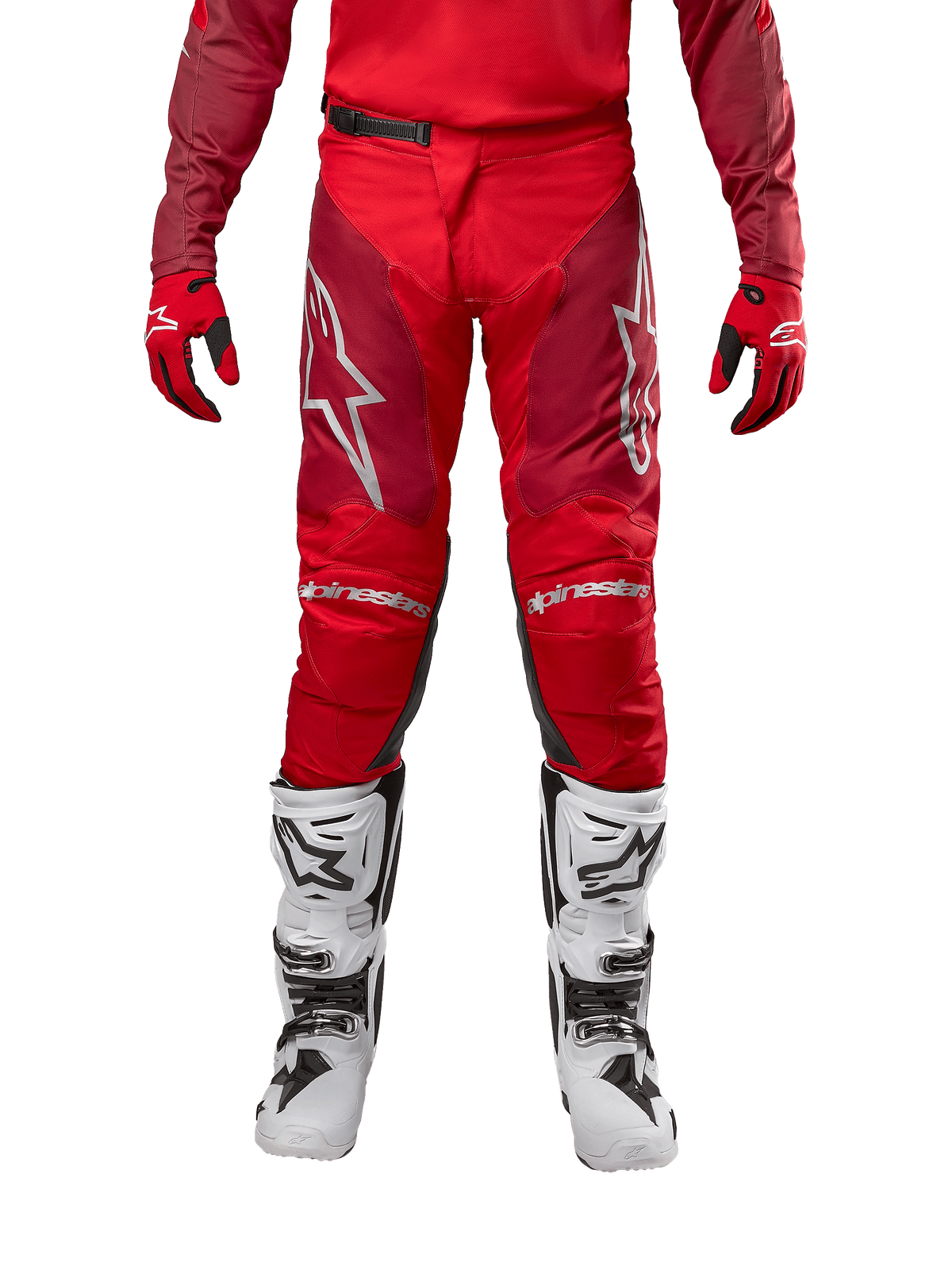 Alpinestars 2024 Racer Hoen byxor, motocrossbyxor, Mars Red Burgundy, frontvy med silvriga Alpinestars-logotyper och logotyper på knäna, bärs med matchande röd tröja, röda och svarta handskar och vita off-road-stövlar