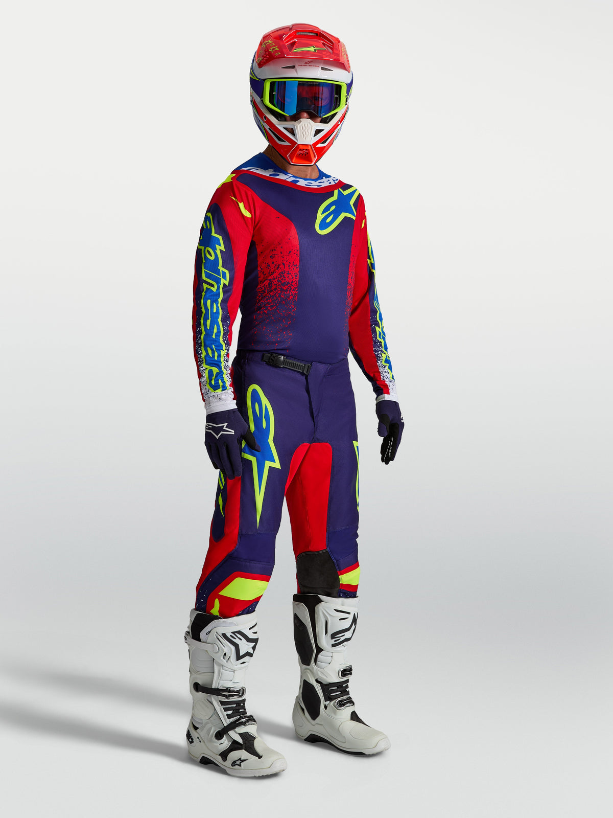 Alpinestars Fluid Drag gear-set, marinblått och rött motocross-set för herr med vita racingstövlar på modell