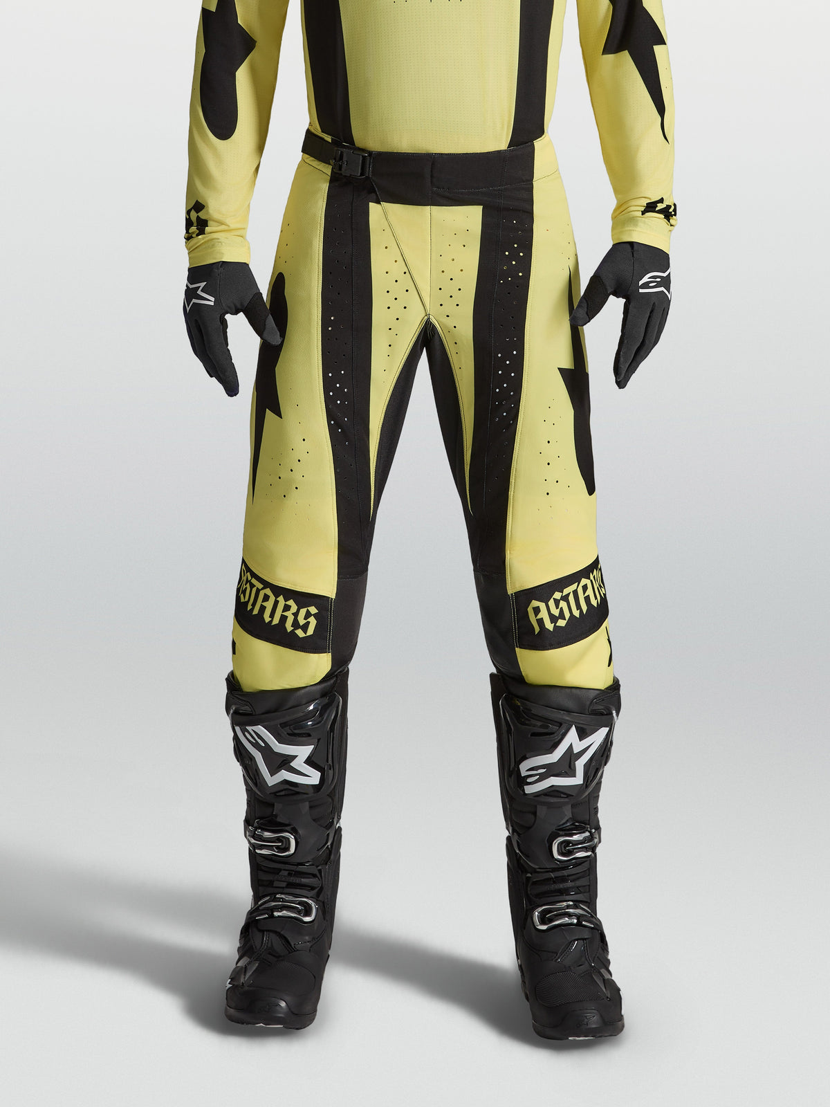 Alpinestars Techstar Atrox byxor, gula och svarta motocrossbyxor med atletisk passform, bärs av modell med svarta stövlar.