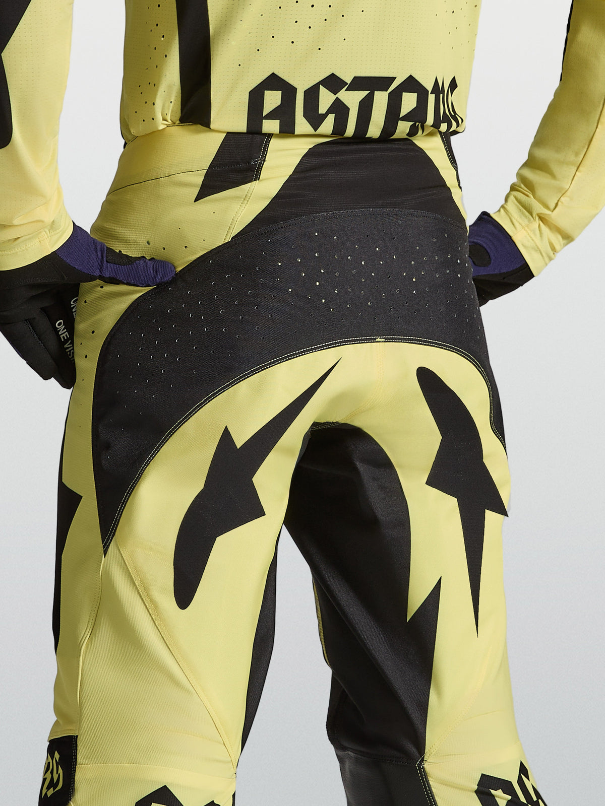 Alpinestars Techstar Atrox byxor, motocrossbyxor för herr och terrängkörning, gula och svarta, baksida med förstärkt perforerat sätesparti, ASTARS-logotyp i midjan, atletisk racingpassform.