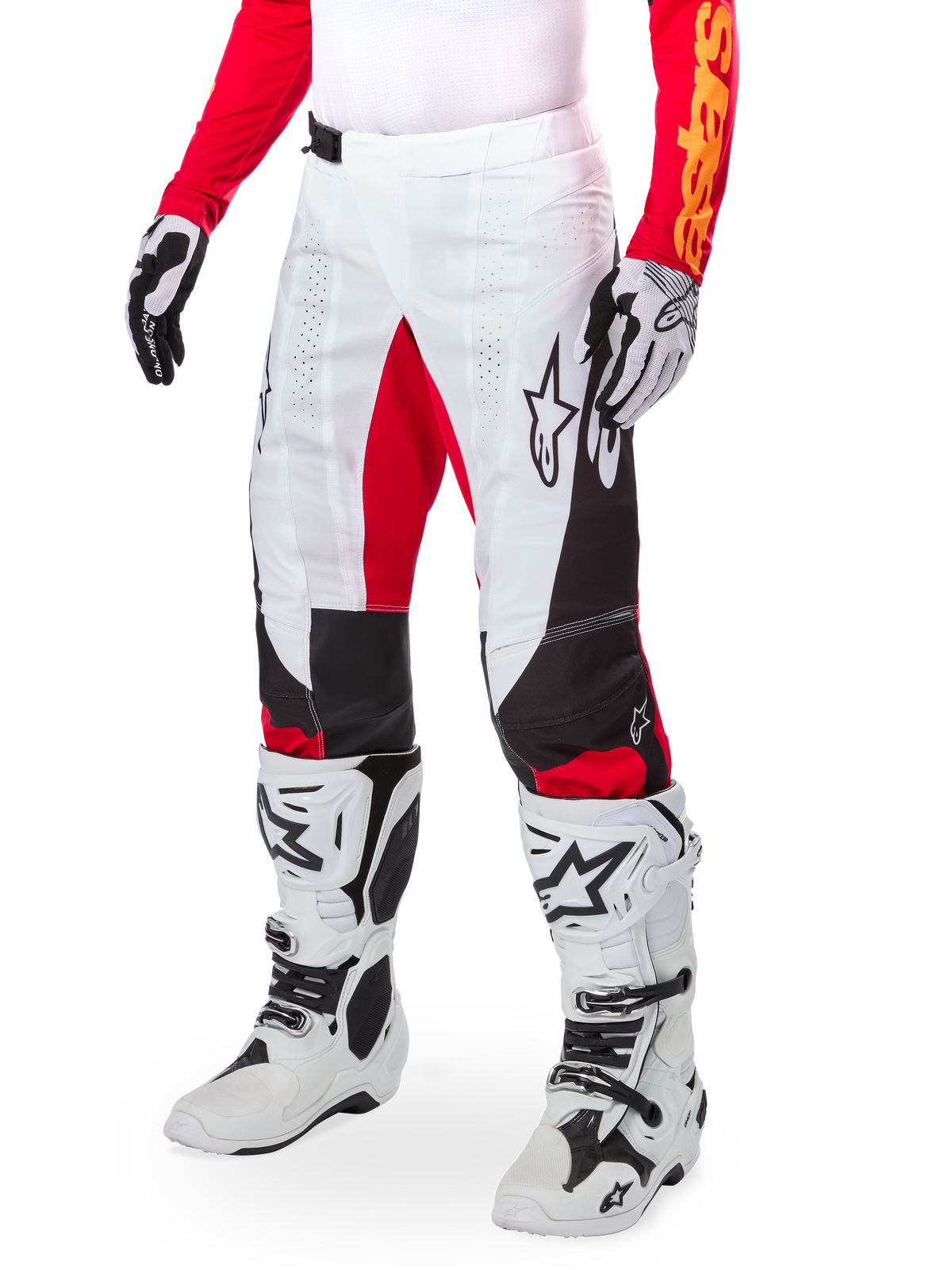 Alpinestars Limited Edition Techstar Deep-byxor, motocrossbyxor, vit, svart och High Red, bärs med vita och svarta stövlar och handskar, med vita frontpaneler, röda accenter och svarta sidodetaljer, designade för högpresterande terrängkörning