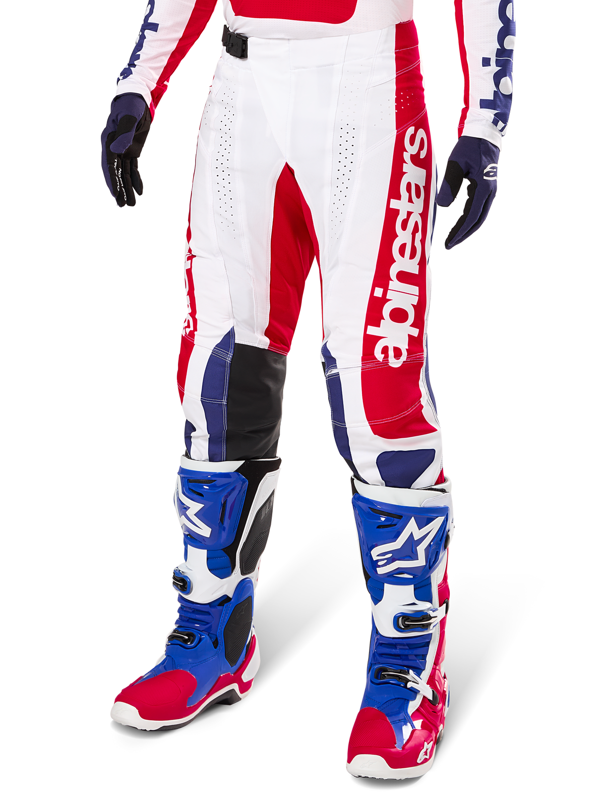 Alpinestars Limited Edition Techstar Fortitude-byxor, motocrossbyxor, röd, vit och blå, bärs med matchande terrängstövlar och handskar, med vertikal logotyp på benet, ventilerande perforerade paneler och svarta förstärkta knäpartier, atletisk racingpassform