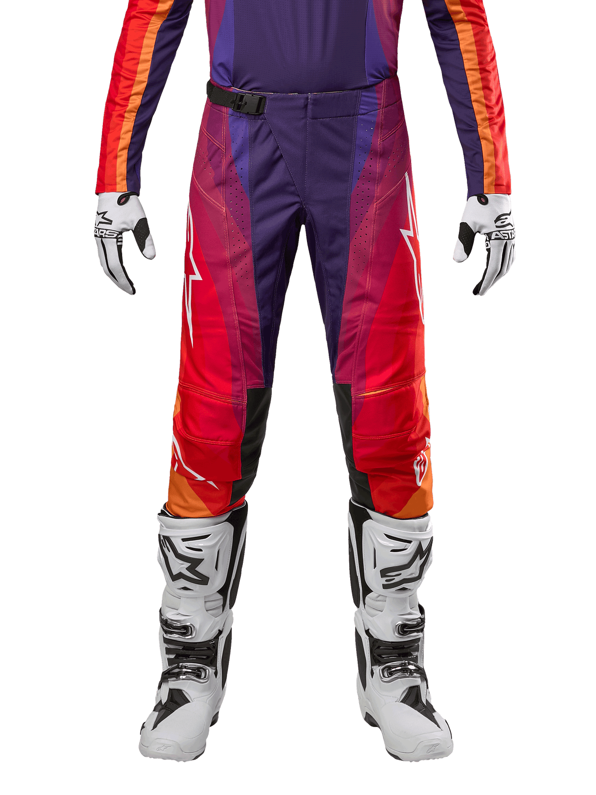 Alpinestars 2024 Techstar Pneuma byxor, motocrossbyxor i lila, orange, rött och mörkblått, vita stjärnlogotyper på sidorna, SX2 magnetiskt spänne, matchande vita motocross-stövlar och handskar, hållbar racingdesign för terrängkörning.