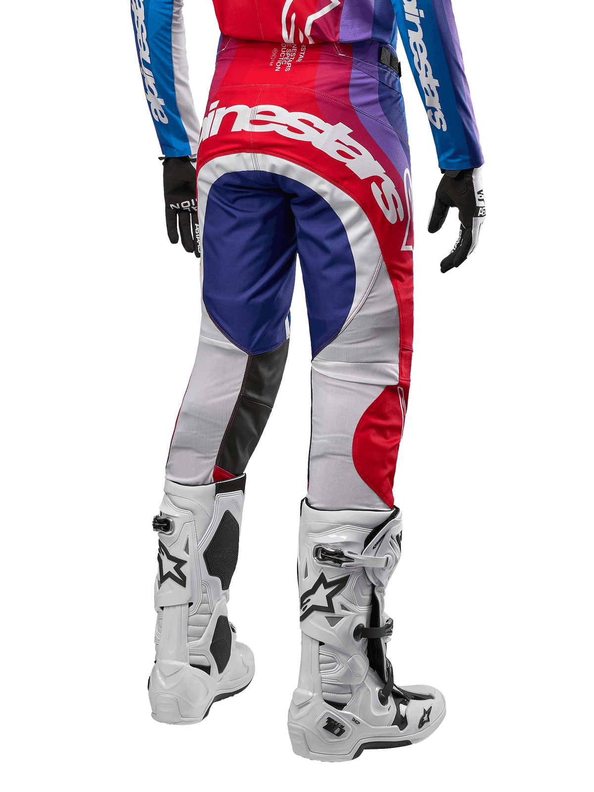 Alpinestars 2024 Techstar Pneuma byxor, motocrossbyxor, Blu Mars Red White, vy bakifrån bärs med matchande tröja och vita stövlar, med framträdande vit logotyp på sätet och flerfärgad paneldesign, professionell racingutrustning för motocross