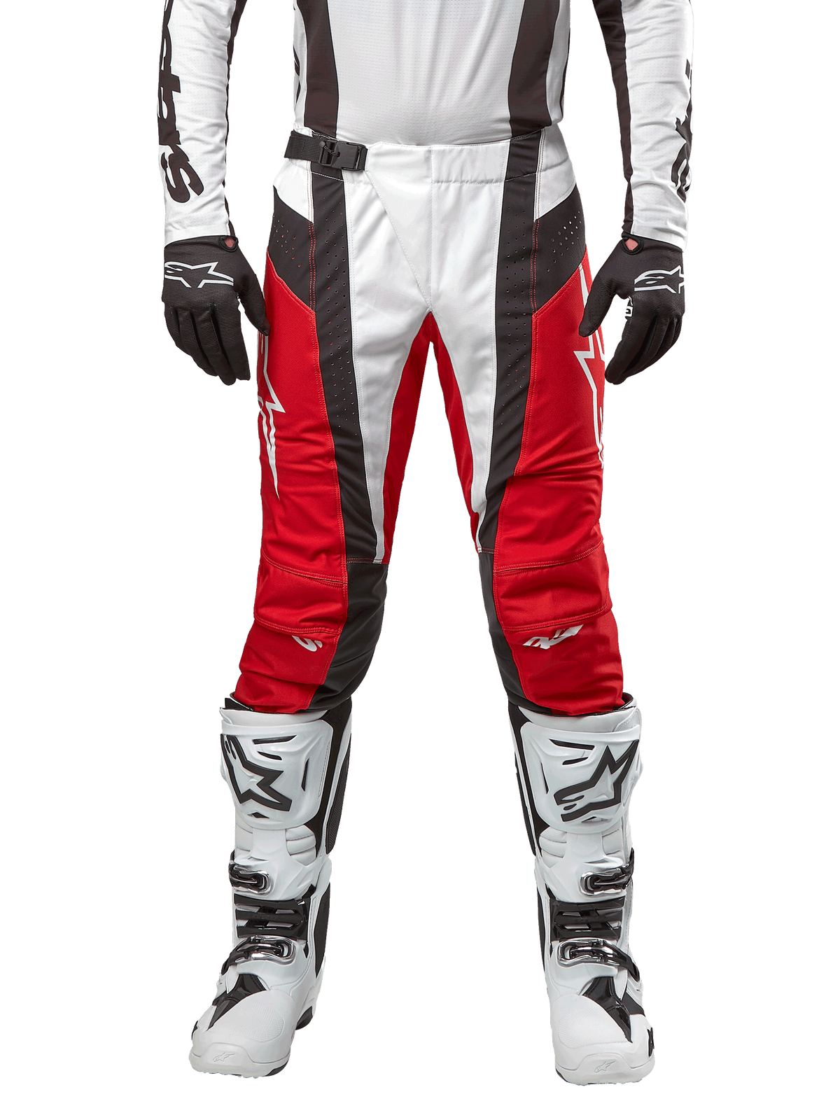 Alpinestars 2024 Techstar Ocuri byxor, motocrossbyxor, Mars Red, vit och svart, vy framifrån burna med matchande vit tröja, svarta handskar och vita stövlar, med perforerade paneler som andas och en racinginspirerad skärning för terrängprestanda.