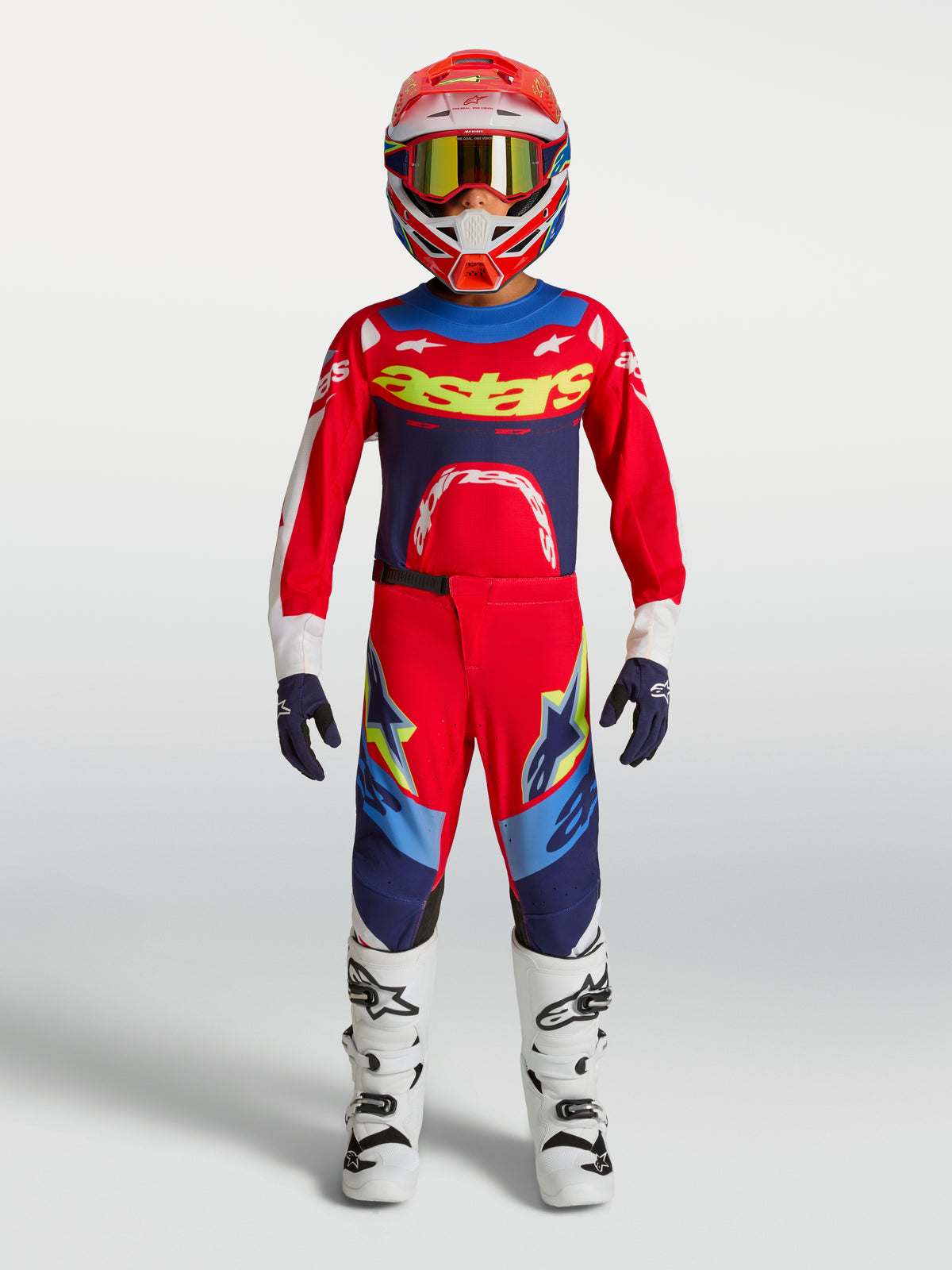 Alpinestars 2027 Supertech Dyna ungdomsbyxor och tröja, röd och marinblå motocrossutrustning, vita motorcykelstövlar, röd hjälm och blå handskar, professionell racingutrustning för terrängkörning