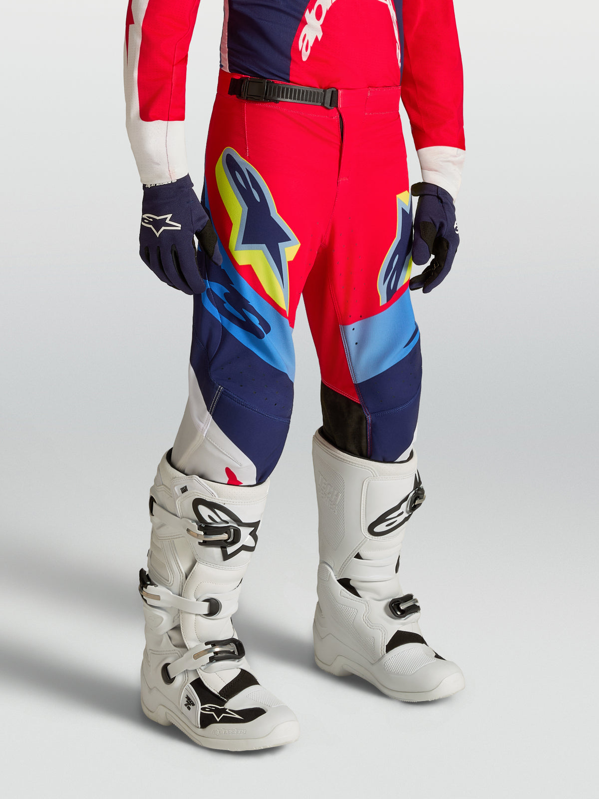 Alpinestars 2027 Supertech Dyna ungdomsbyxor, röda och marinblå motocrossbyxor i stretch rip-stop, lätta och ventilerande för tävling.
