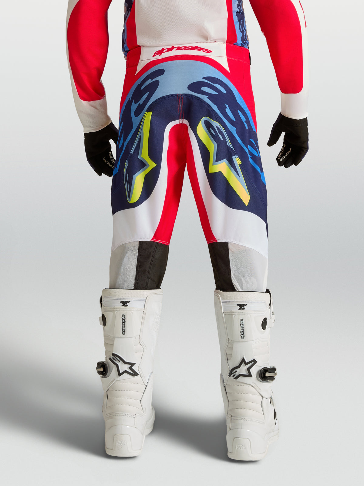 Alpinestars 2027 Supertech Dyna ungdomsbyxor, röda och mörkblå, professionell motocrossutrustning sedd bakifrån