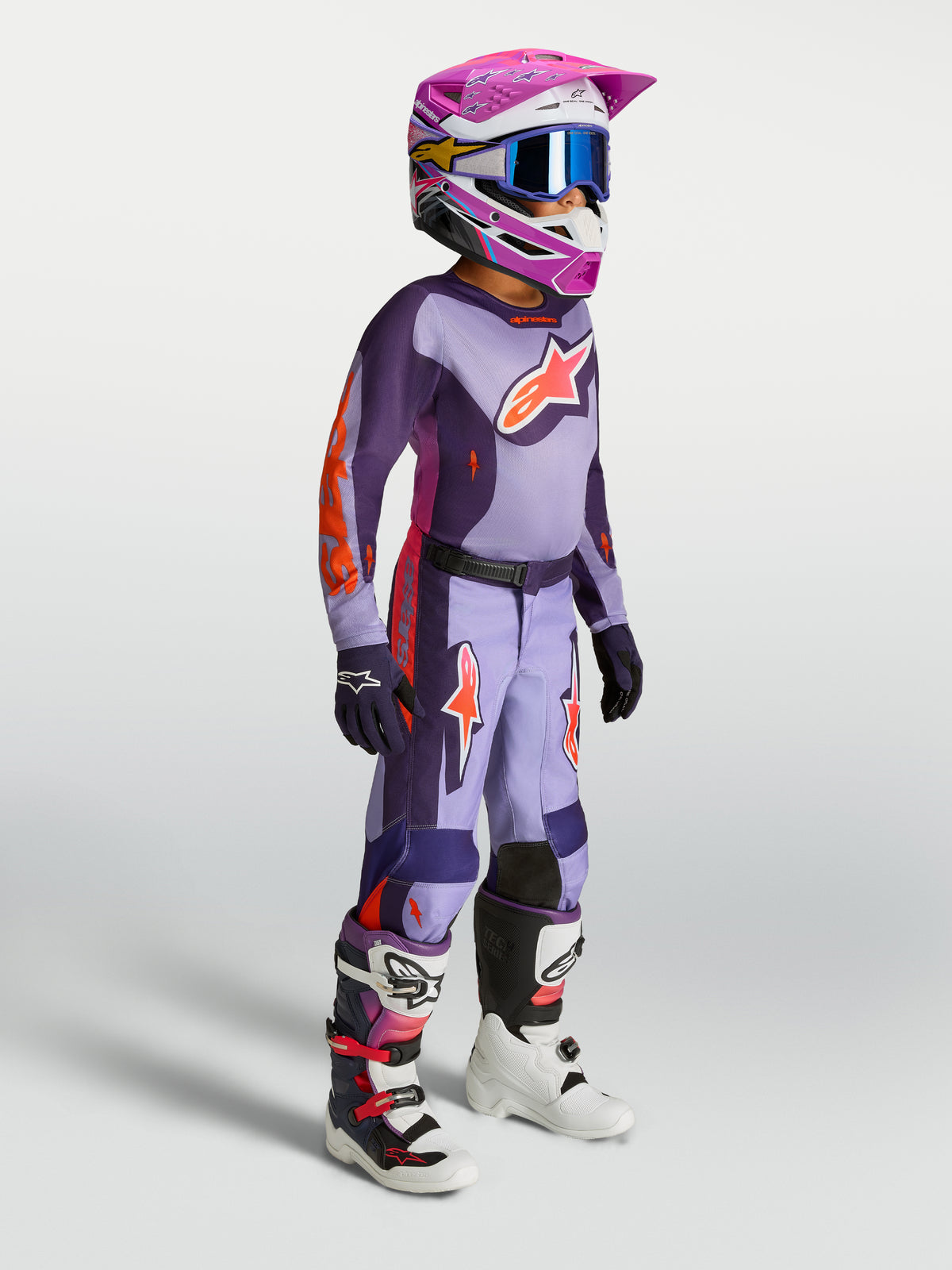 Alpinestars ungdom Fluid Hunt byxor, lila och violett motocrossutrustning för unga förare med hjälm och stövlar