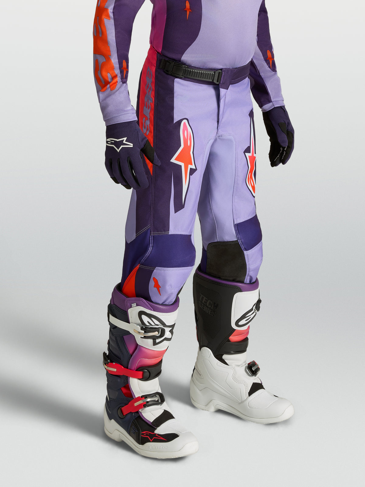 Alpinestars 2027 Ungdom Fluid Hunt byxor, lila och rosa motocrossbyxor för terrängkörning, ergonomisk sportpassform med stretchpaneler.