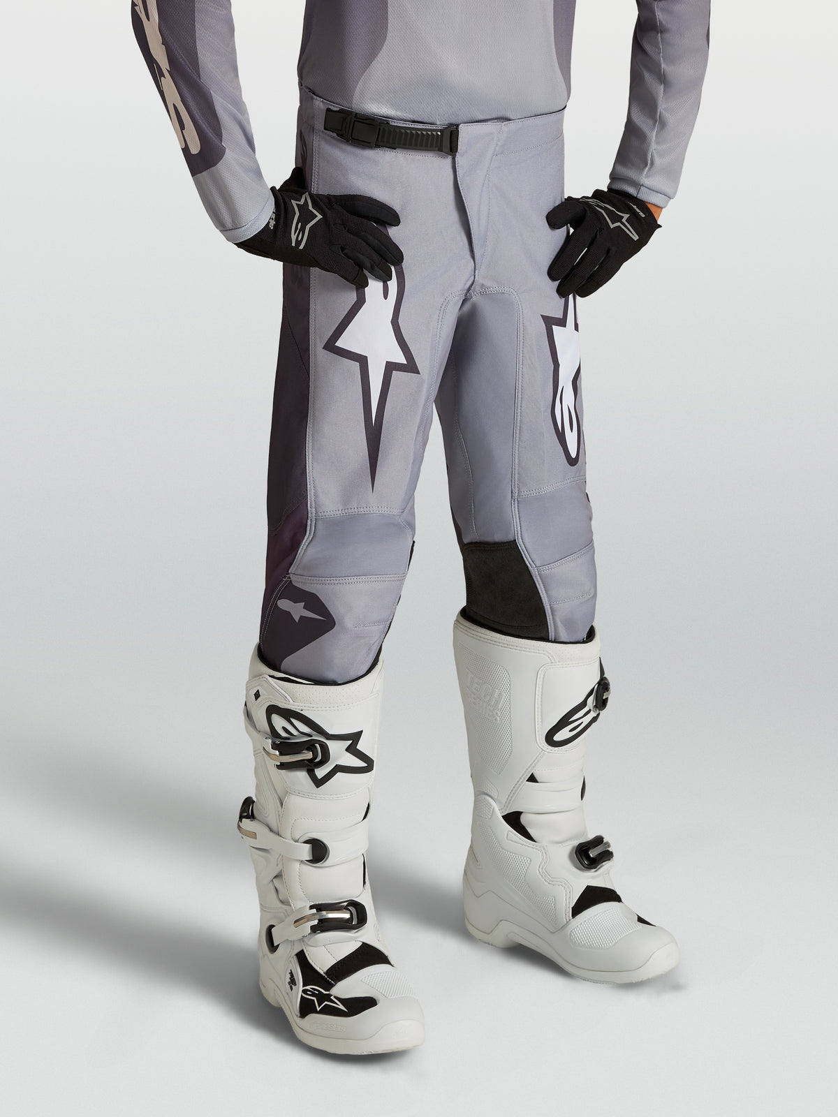 Alpinestars 2027 Fluid Amber ungdomsbyxor, sandgrå och vita motocrossbyxor med stjärngrafik och förstärkta paneler för terrängkörning