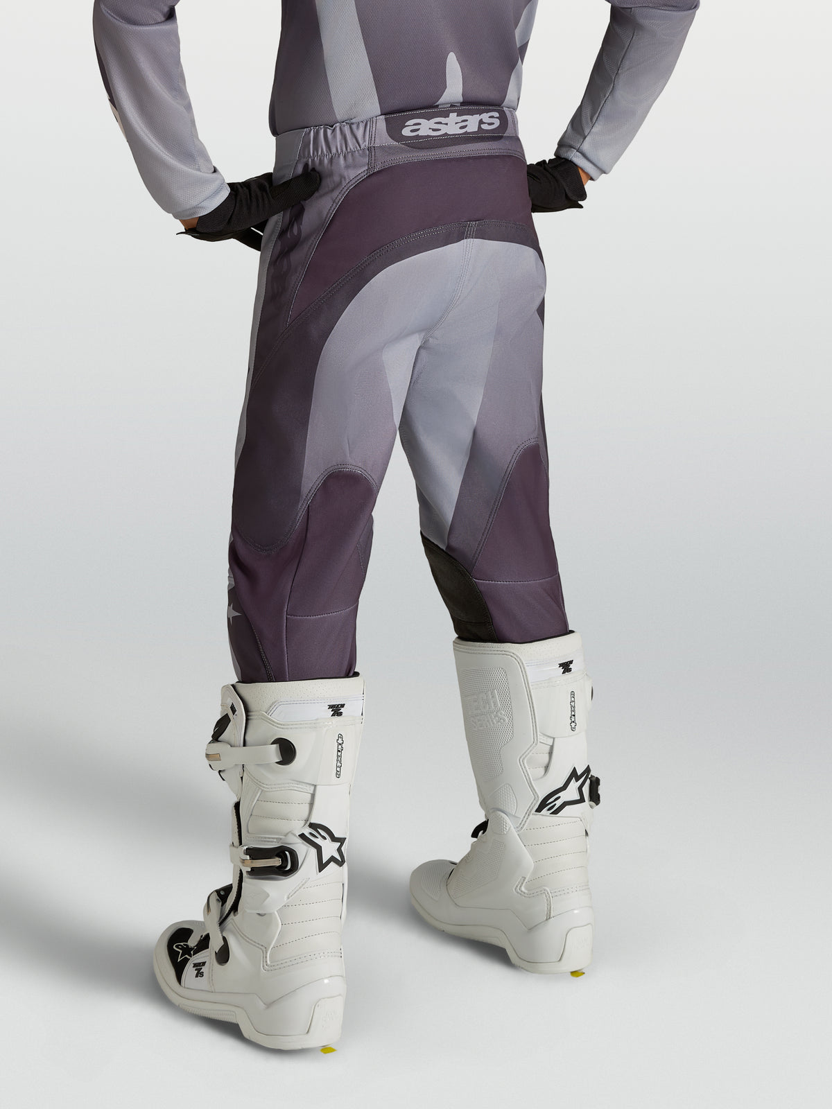 Alpinestars 2027 Fluid Amber ungdomsbyxor, slitstarka motocrossbyxor i gråa och lila färger, 600D polytyg, vy bakifrån på modell.
