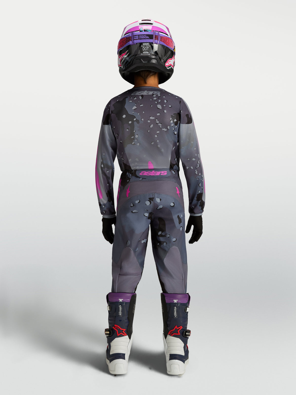 Alpinestars 2027 ungdom Fluid Lone tröja och byxor, grå kamouflage och lila motocrossutrustning, vy bakifrån på förare.
