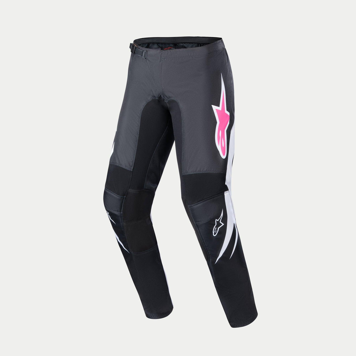 Alpinestars Stella Fluid-byxor 2024 för damer, motocrossbyxor, svarta och mörkgrå med vita detaljer, framträdande rosa Alpinestars-logotyp på höften, sportig design med förböjda ben för terrängkörning