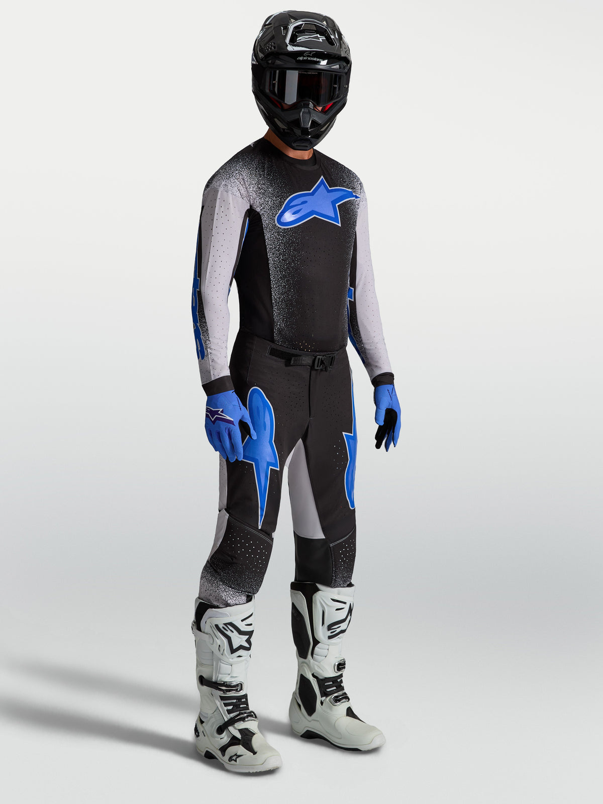 Alpinestars Supertech Hiten AFD tröja och gear set, svart och blått motocrosskit med vita racingstövlar.
