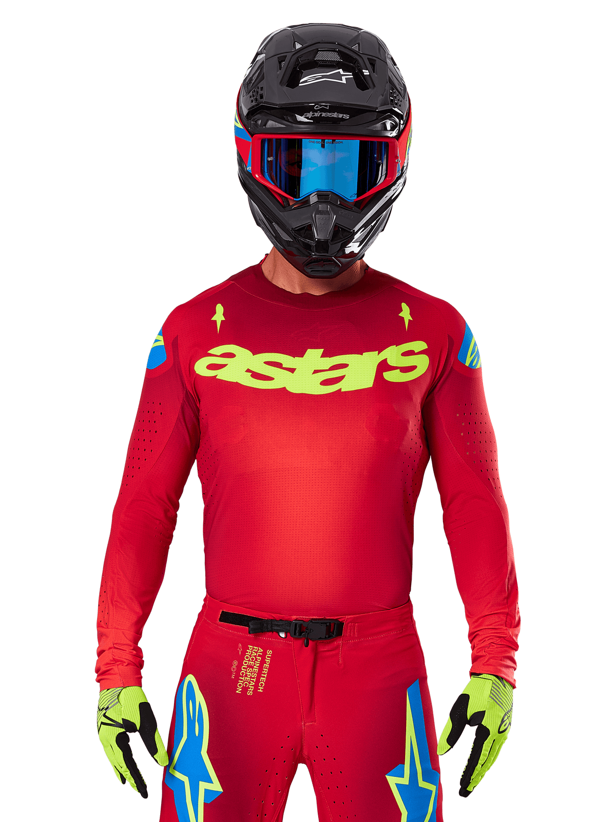 Alpinestars 2025 Supertech Maker Jersey i klarrött och neongult, med gul "astars"-logotyp på bröstet och blå stjärndetaljer på axlarna, bärs med matchande byxor, svart hjälm, blå goggles och gula handskar, professionell motocrossutrustning