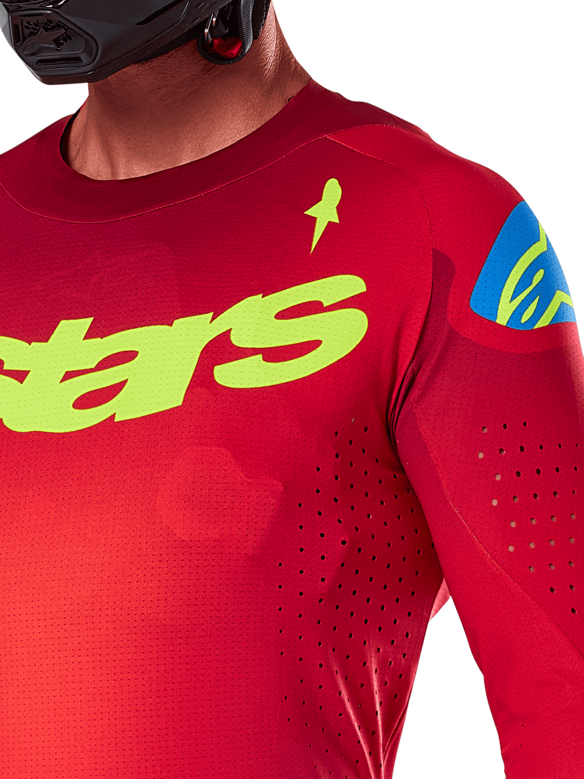 Alpinestars 2025 Supertech Maker-tröja, motocrosströja, klar röd och neongul, närbild som visar laserskurna perforeringar, gul Alpinestars-logotyp på bröstet, blå detalj på axeln, stretchigt mesh-material med god andningsförmåga