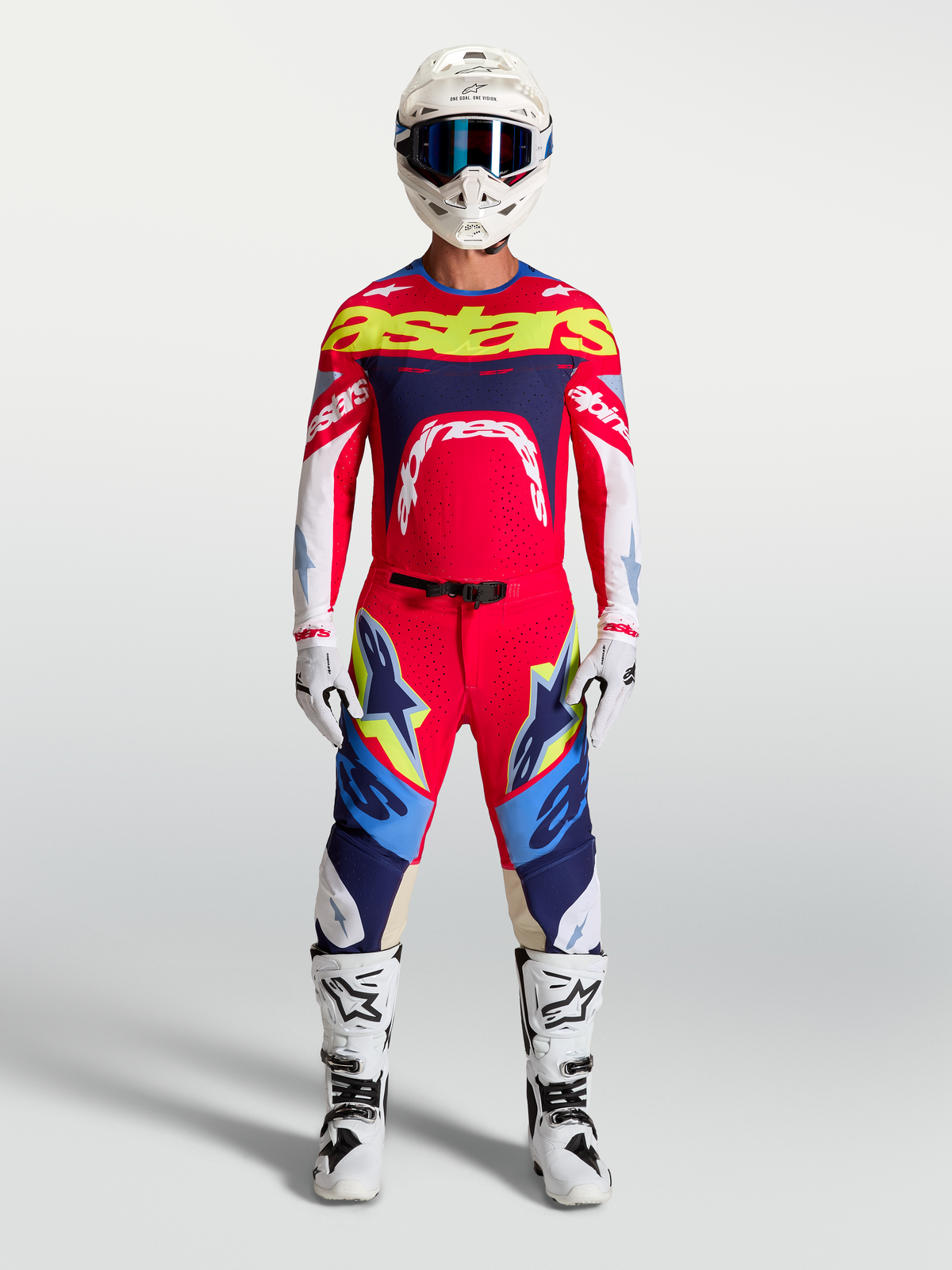 Alpinestars Supertech Dyna tröja, röd och marinblå motocrosströja, stretchmesh, visas på modell med komplett racingutrustning.