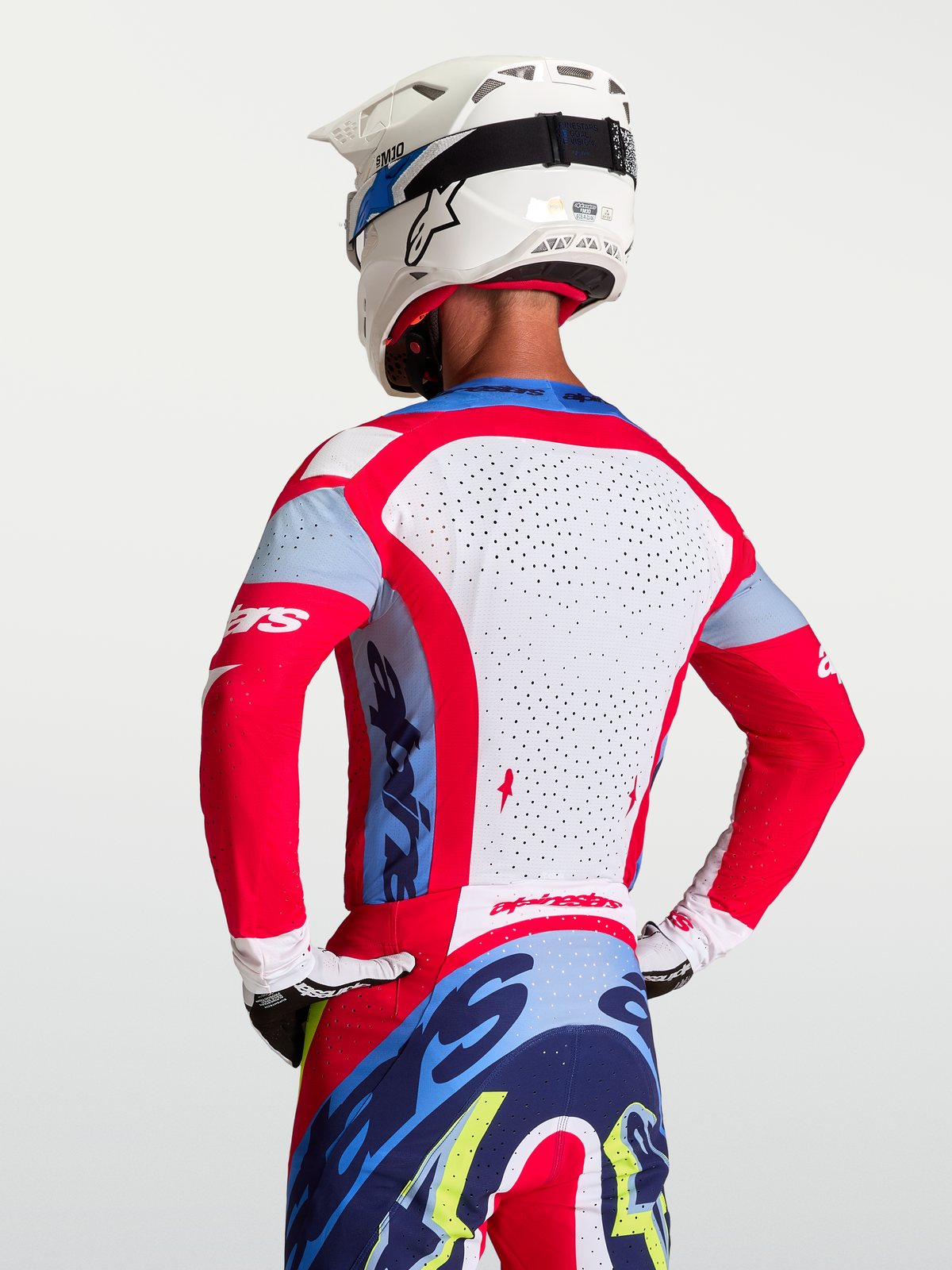 Alpinestars Supertech Dyna tröja, motocrossracingtröja för herr, röd, vit och marinblå, vy bakifrån med andningsbar perforerad meshpanel på ryggen för optimal ventilation vid terrängkörning.