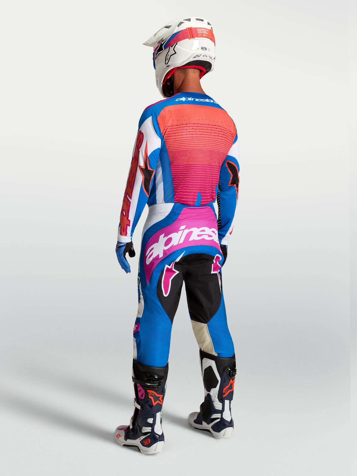 Alpinestars Techstar Maven tröja och utrustningsset, blå och korallröd motocrossutrustning, vy bakifrån, tekniskt MX-ställ för terrängkörning