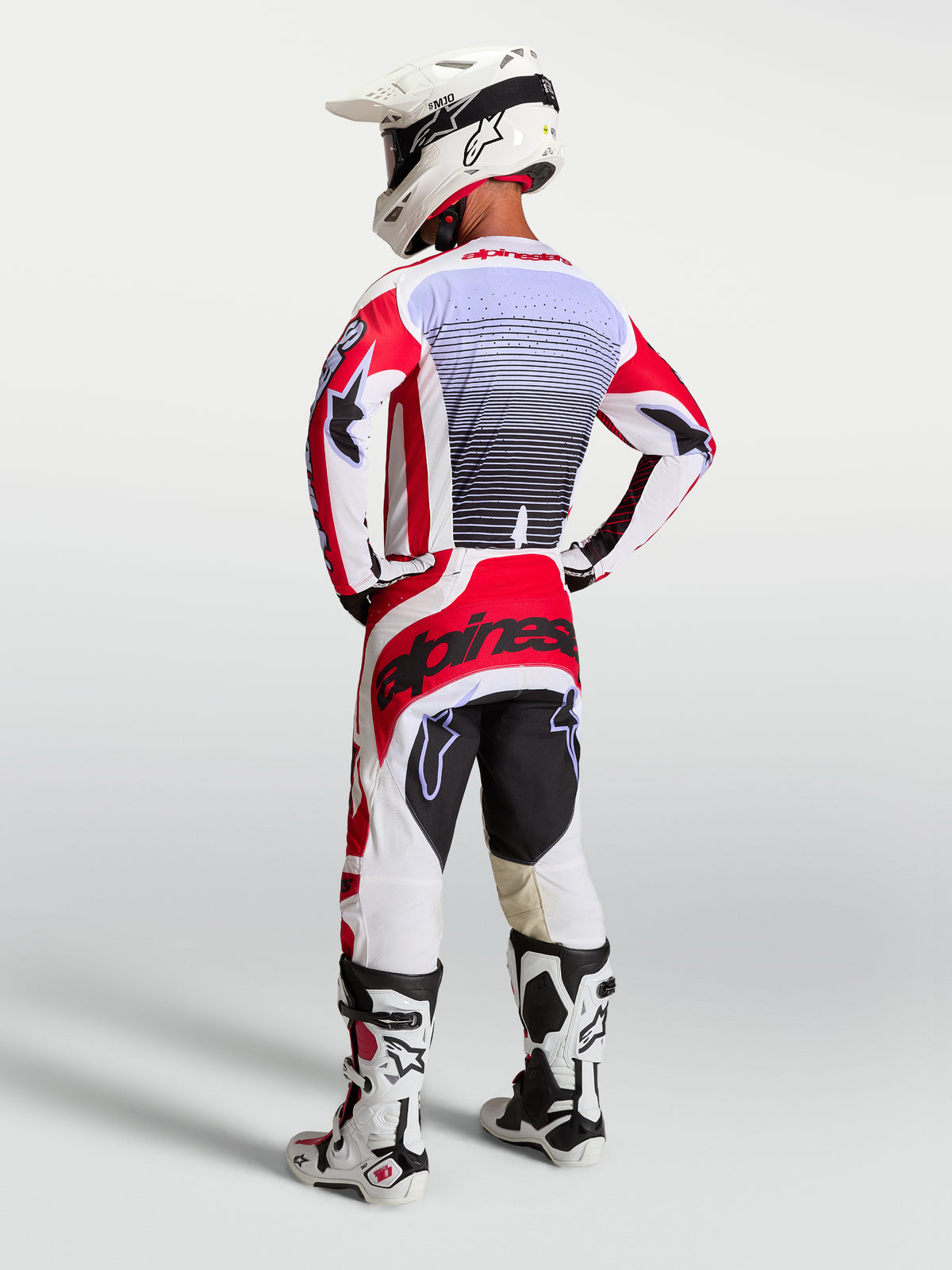 Alpinestars Techstar Maven tröja, röd och vit motocrosströja för herr, vy bakifrån, atletisk passform, lavendeldetaljer.
