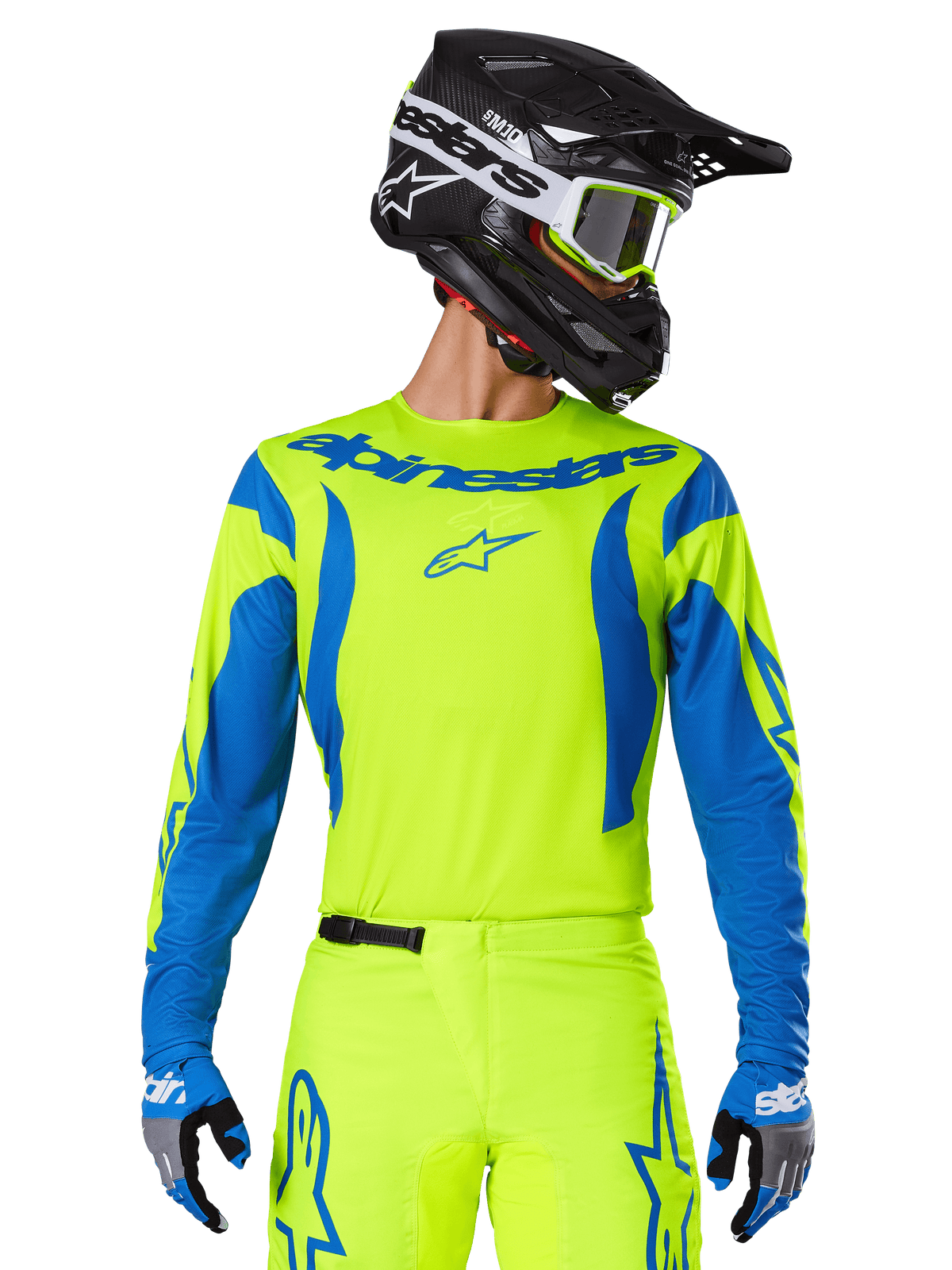 Alpinestars 2025 Fluid Haul Jersey, motocrosströja, neongul och blå, med blå Alpinestars-logotyp på bröstet, bärs med matchande utrustning inklusive en svart hjälm och blå handskar, atletisk passform för terrängkörning