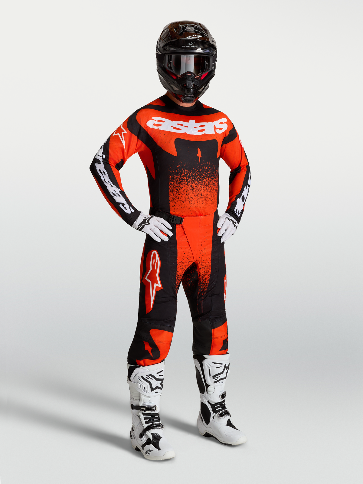Alpinestars Techstar Swan gear set och tröja, röd och svart motocross-outfit för herr med vita racingstövlar.